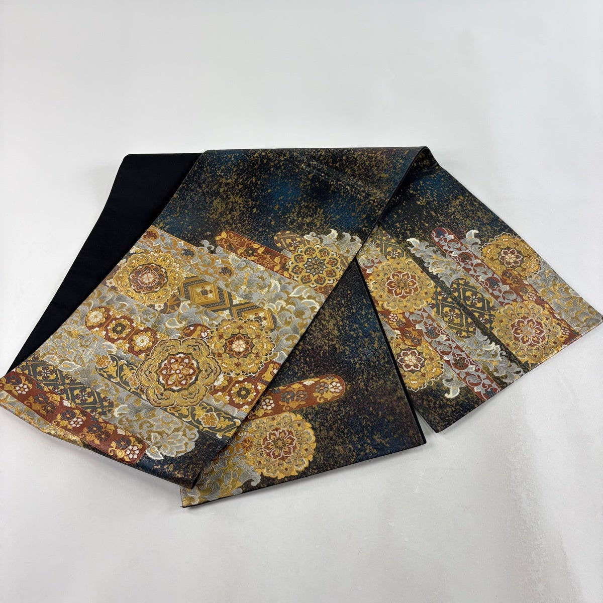 袋帯 名品 華文 花唐草 螺鈿 金彩 灰色 お太鼓柄 正絹｜中古・古着