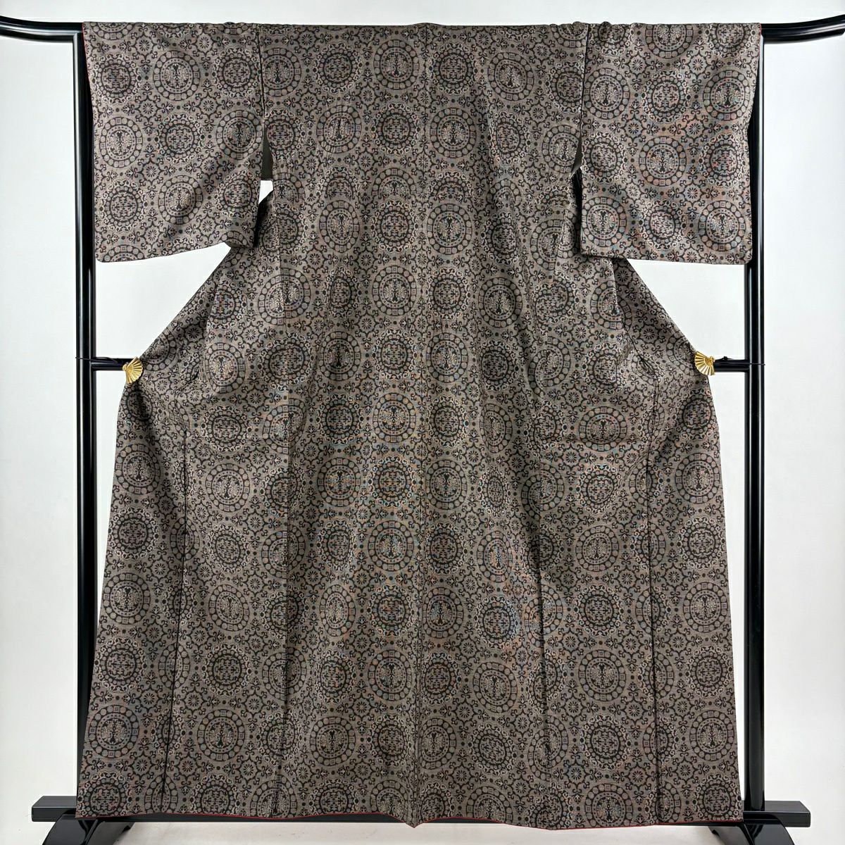 美品】 紬 身丈158cm 裄丈65cm M 袷 生紬 椿 灰色 正絹 名品｜中古