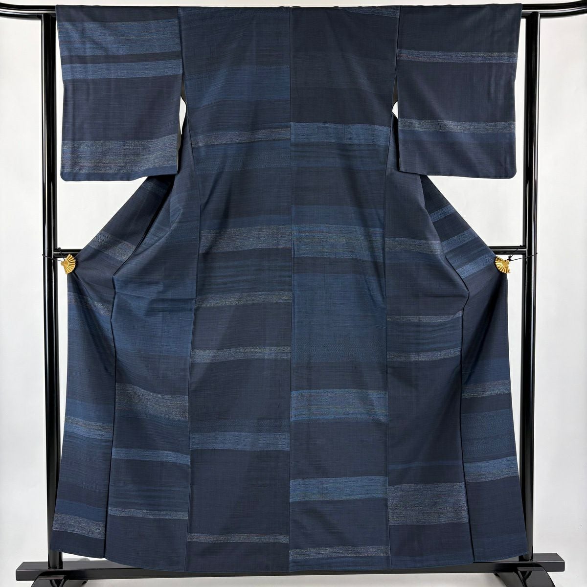 【美品】 紬 身丈164.5cm 裄丈64cm 正絹 秀品 【中古】 紬 身丈164.5cm 裄丈61.5cm S 袷 縞 焦茶色 正絹 秀品｜中古・古着