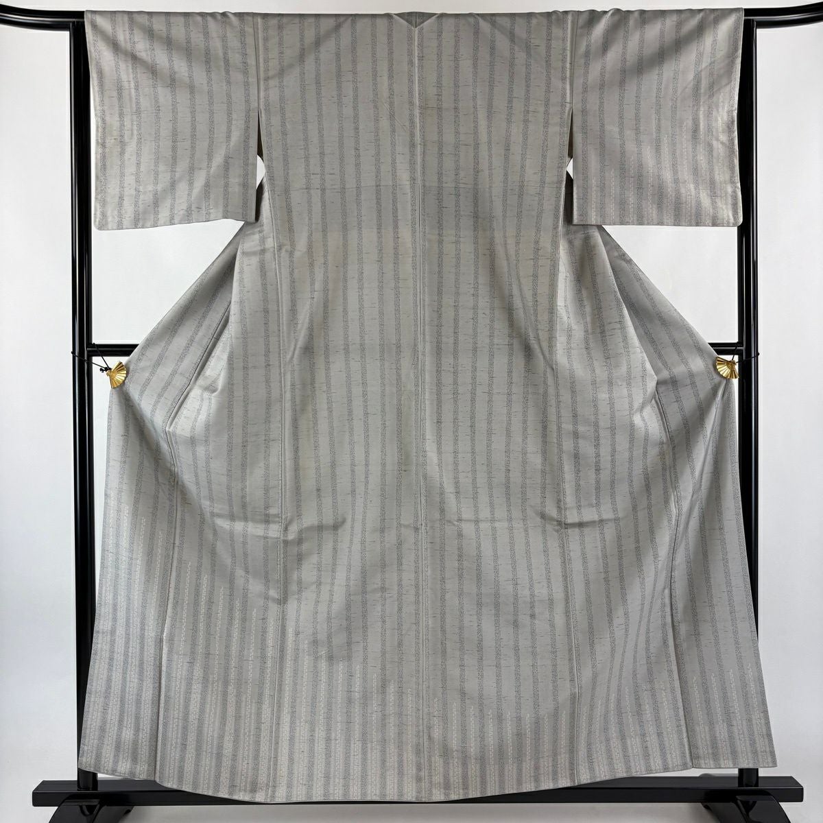 リユース品グレー袷色無地正絹刺繍付き美品 付下げ 身丈155.5cm 裄丈63cm S 袷 鴛鴦 牡丹 刺繍 金彩 灰紫 正絹