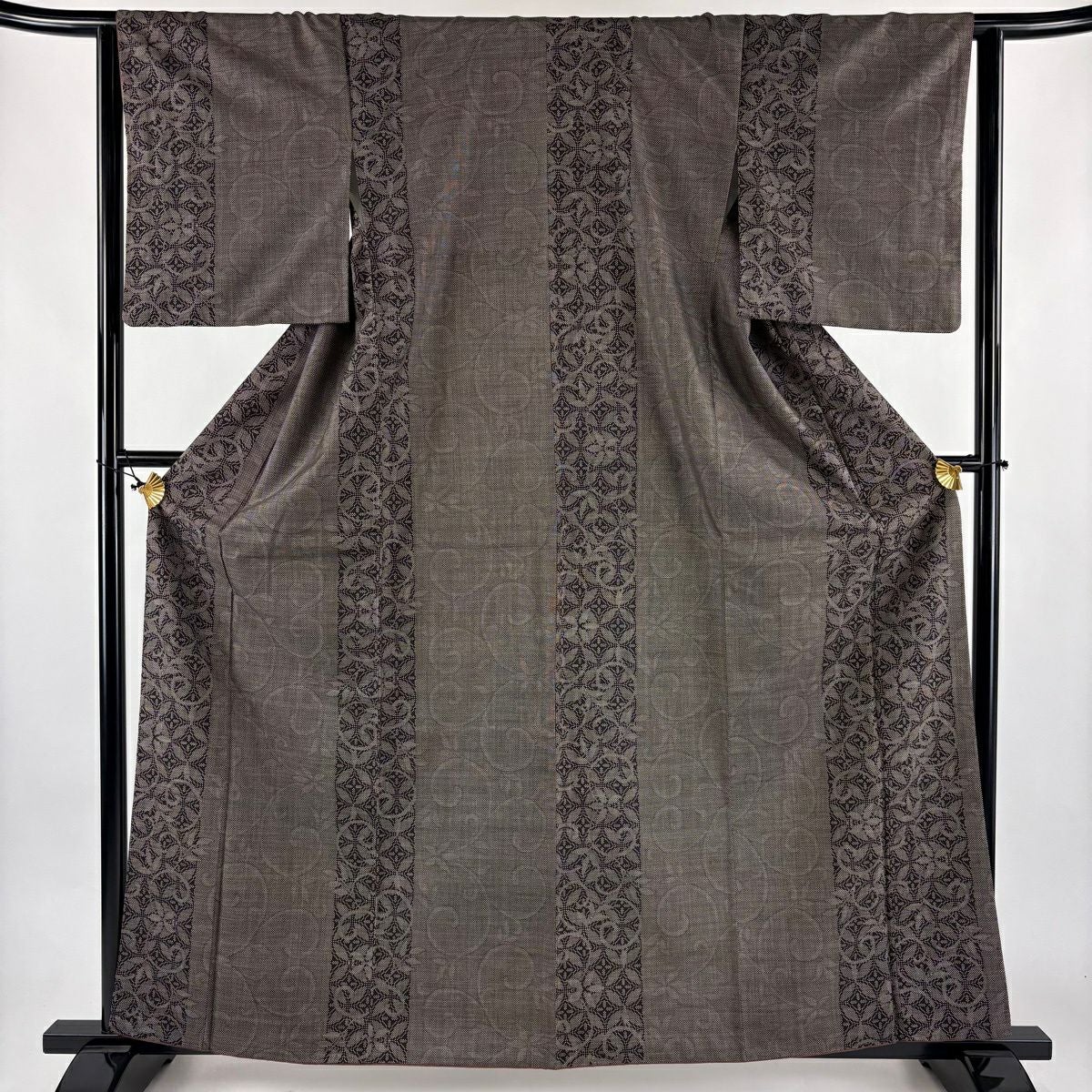 紬 身丈161cm 裄丈63.5cm S 袷 花唐草 黒灰 正絹 秀品｜中古・古着