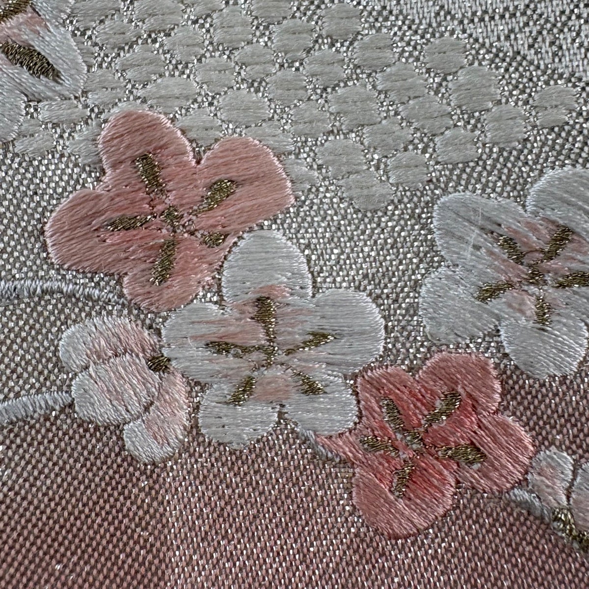 袋名古屋帯 優品 扇 草花 刺繍 金糸 灰白 正絹|中古・古着 袋名古屋帯 優品 扇 草花 刺繍 金糸 灰白 正絹|中古・古着