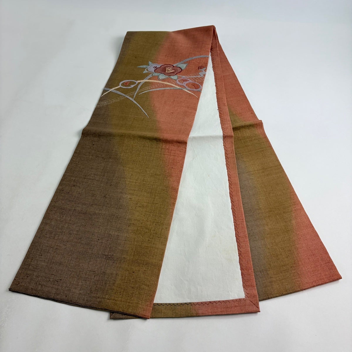 開き名古屋帯 秀品 関西仕立て 紬地 椿 芝 相良刺繍 汕頭刺繍 薄黄土色