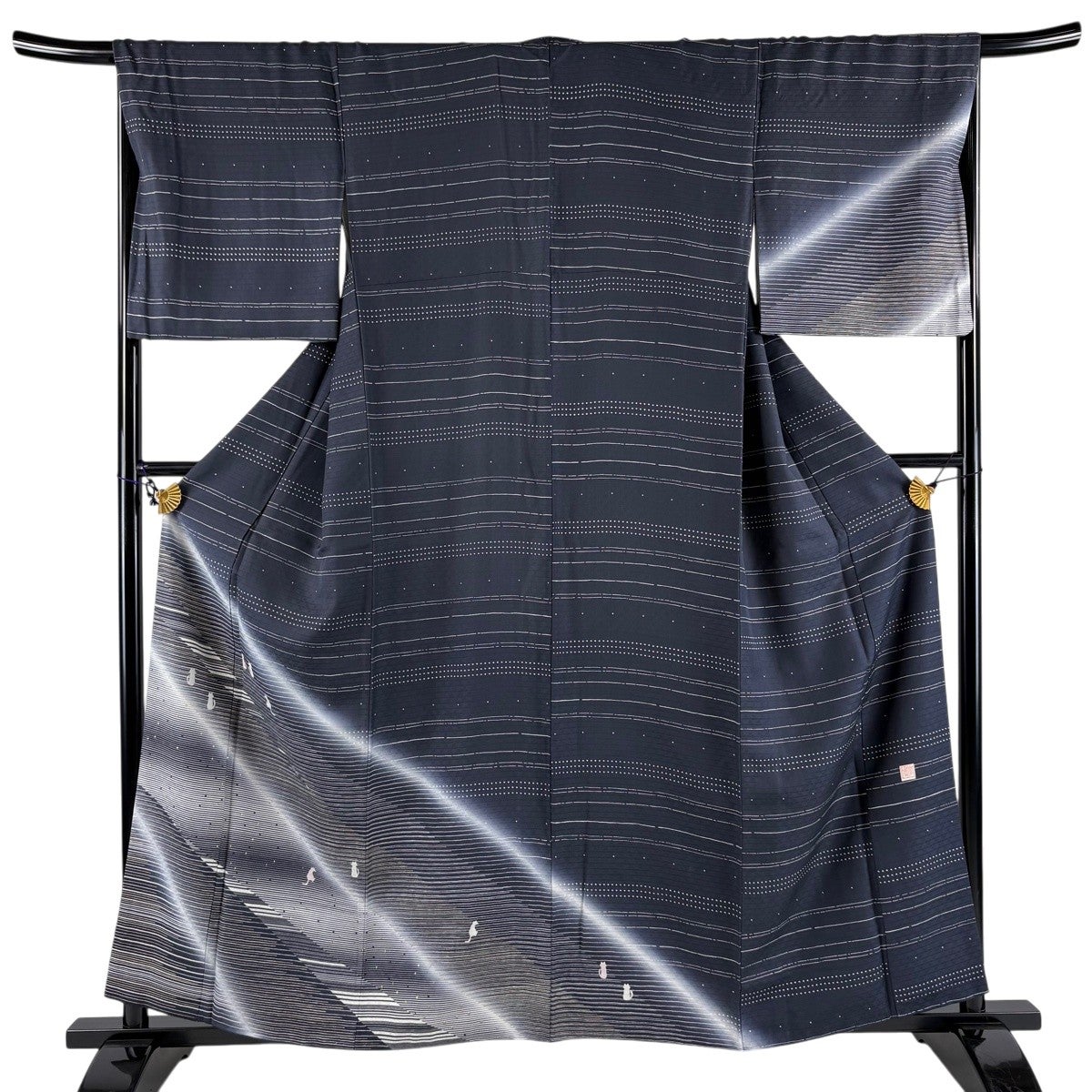 【在庫一掃】 付下げ 身丈160cm 裄丈67.5cm 正絹 逸品 【中古】 付下げ 身丈160cm 裄丈69.5cm L 袷 鈴乃屋 落款あり 雪輪 草花 灰色