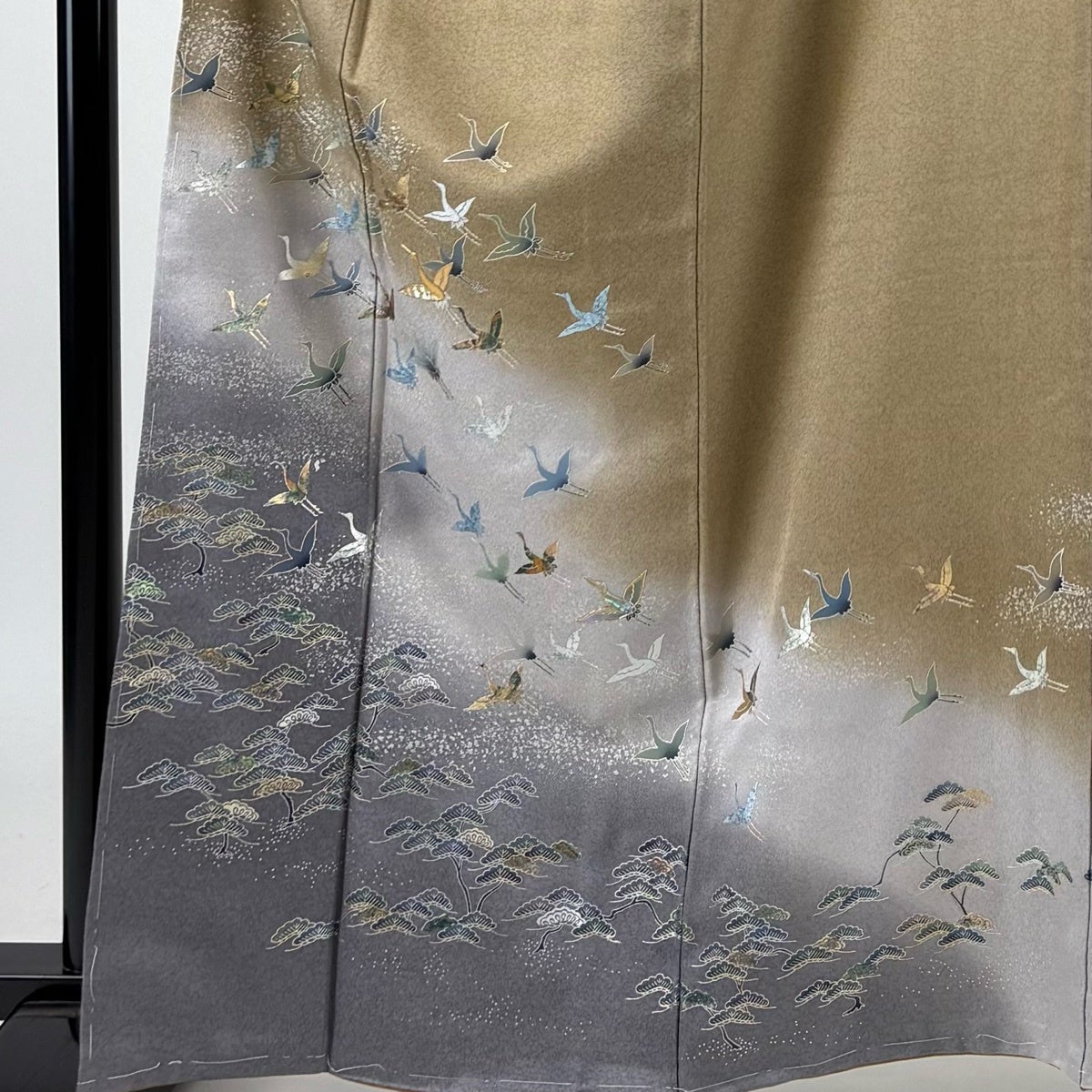 さ*る様 【上質付け下げ】鶴文様・淡青グレー／美品／身丈165 裄68／上品 付下げ 身丈162.5cm 裄丈64.5cm M 袷 鶴 松 螺鈿 金銀彩 薄茶色 正絹