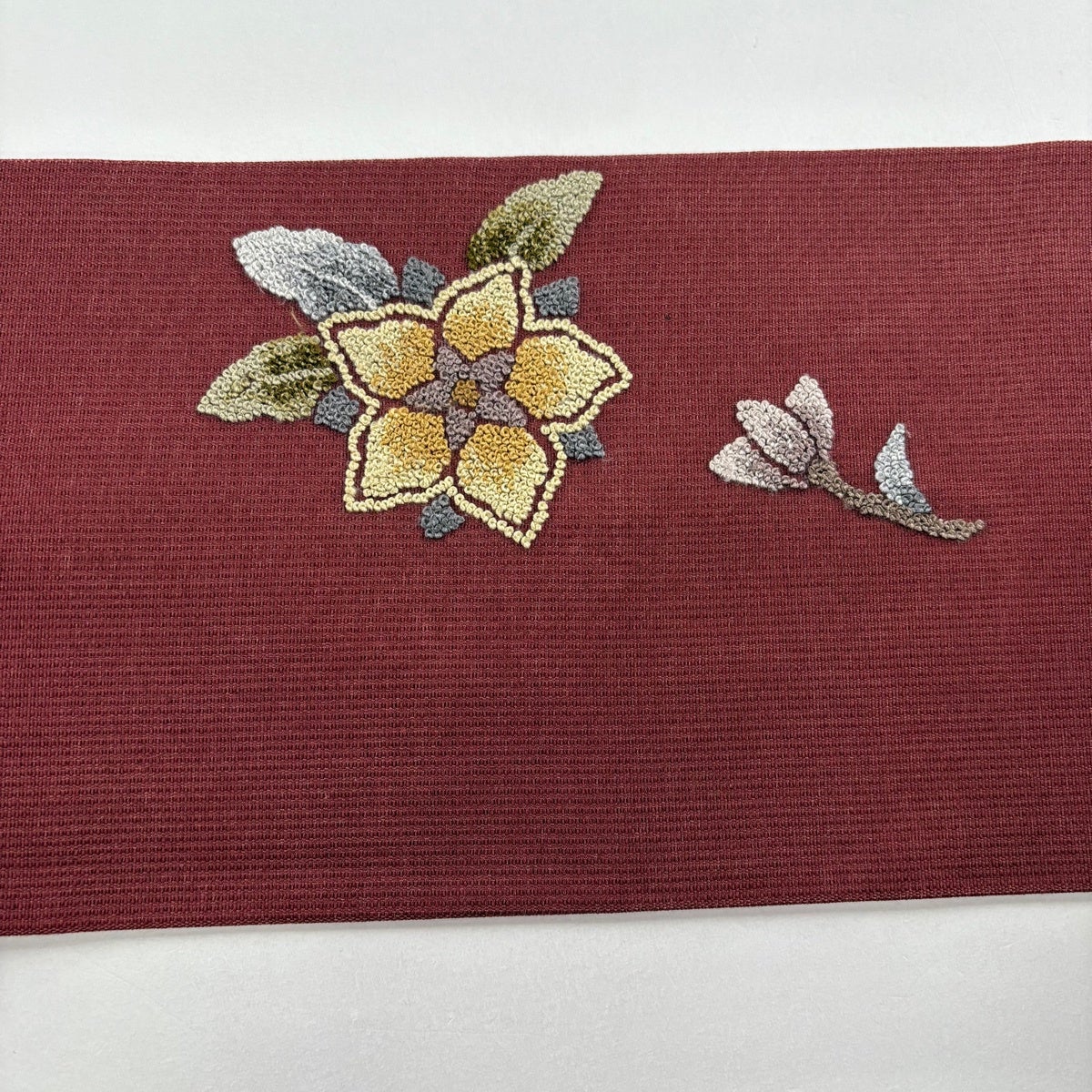 名古屋帯 秀品 草花 相良刺繍 えんじ色 正絹｜中古・古着・リサイクル