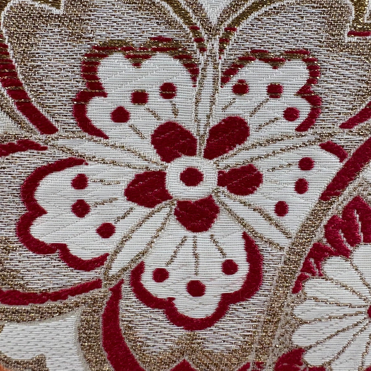 美品】 袋帯 秀品 振袖向き 桜 雪輪 金糸 箔 クリーム 六通 正絹｜中古