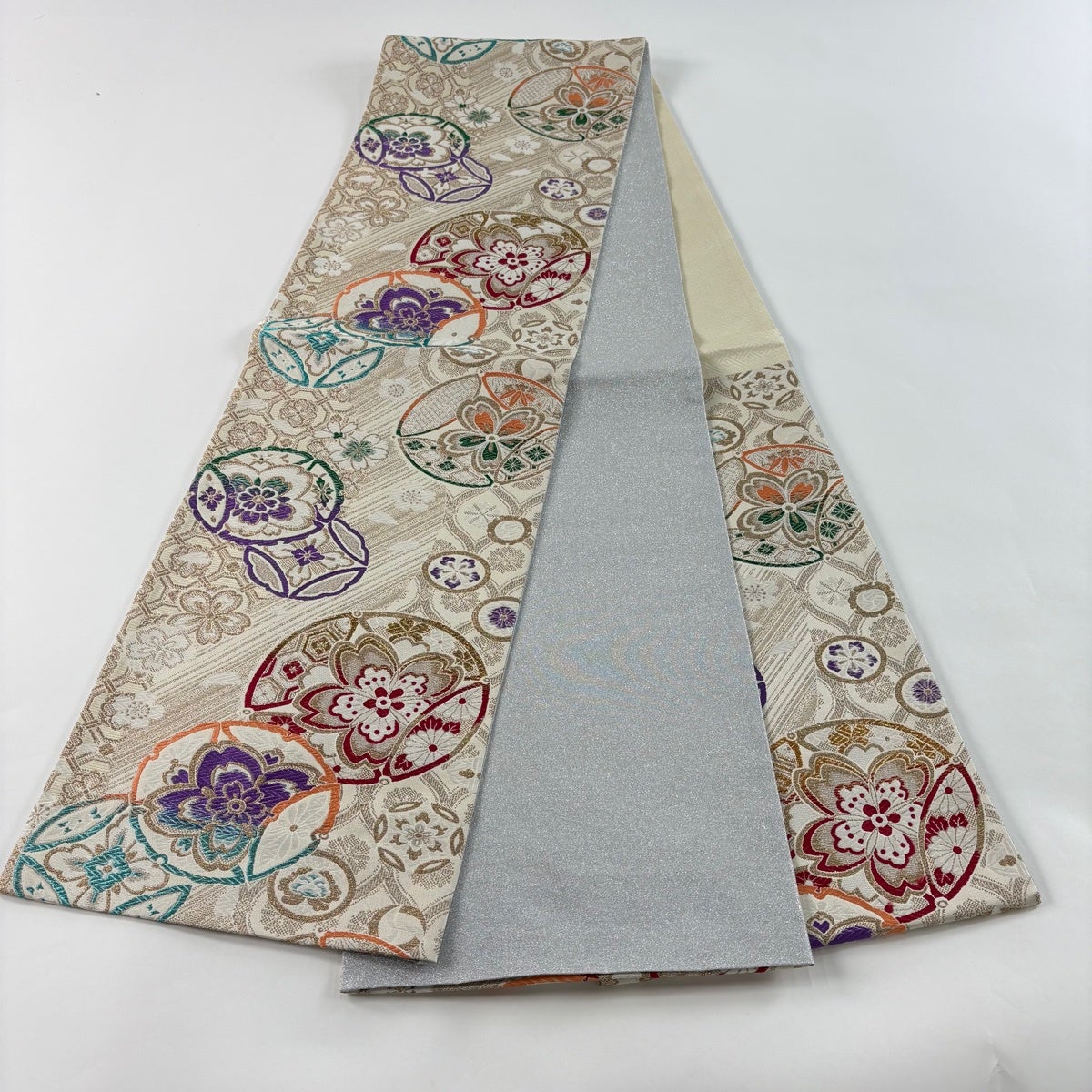 袋帯 雪輪に地紙文 刺繍入り 箔入り 白色ｘ多色  六通柄 正絹 仕立て上がり 長さ448cm 袋帯 雪輪に地紙文 刺繍入り 箔入り 白色x多色 六通柄 正絹 仕立て