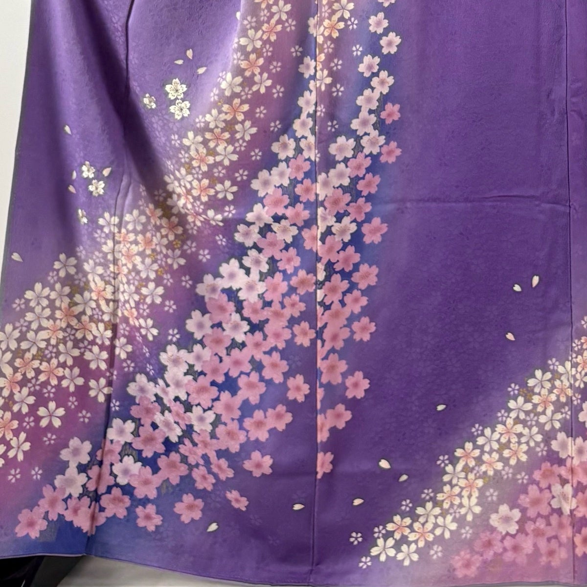 美品！金通し＊紫＊雪輪花文様＊桜＊ゴージャス＊中振袖＊１６４ｃｍ＊裄６６ 振袖 身丈165cm 裄丈68cm L 袷 桜 地紋 金彩 刺繍 薄紫 正絹 秀品