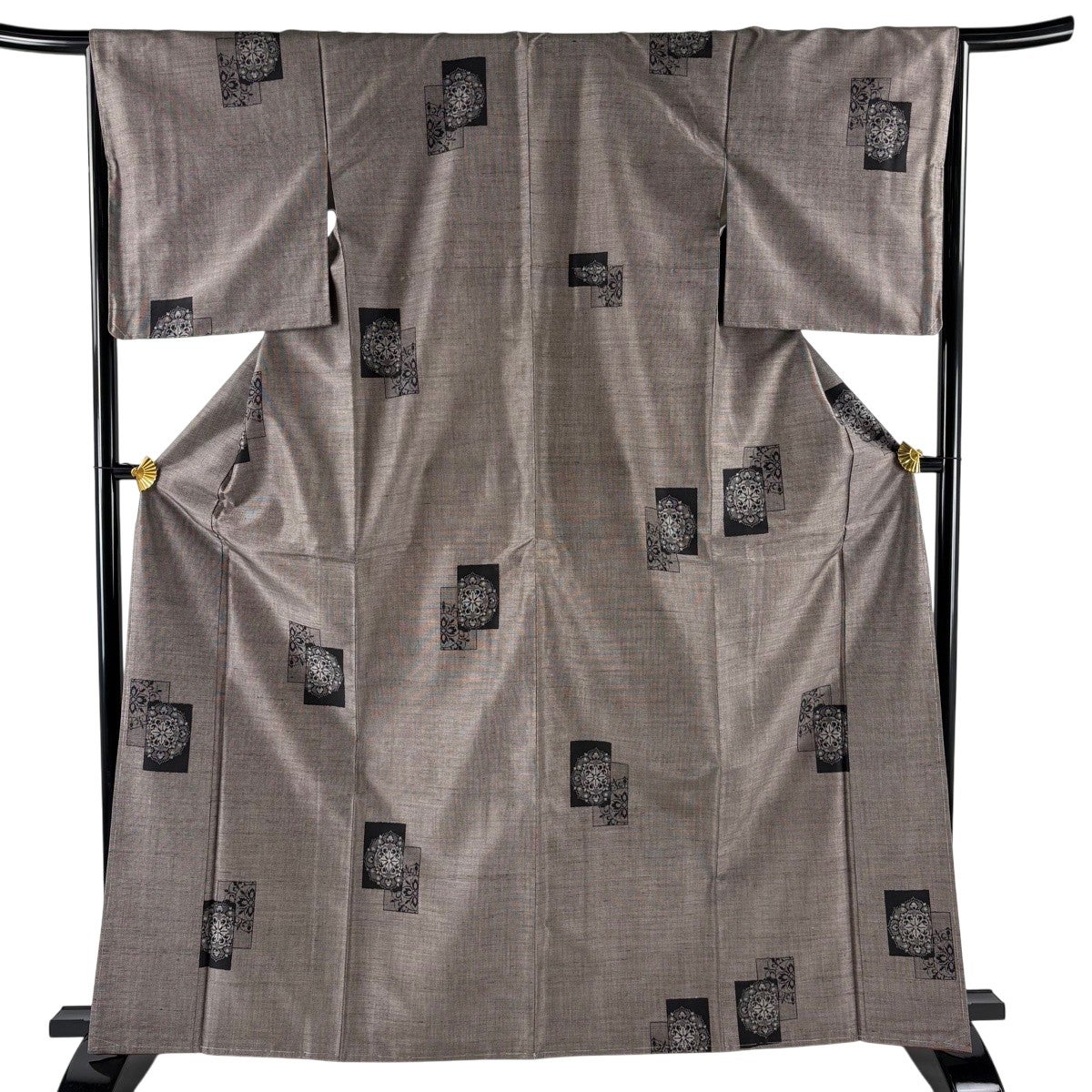 紬 身丈160.5cm 裄丈67cm M 袷 やまと 華文 黒 正絹 秀品｜中古・古着