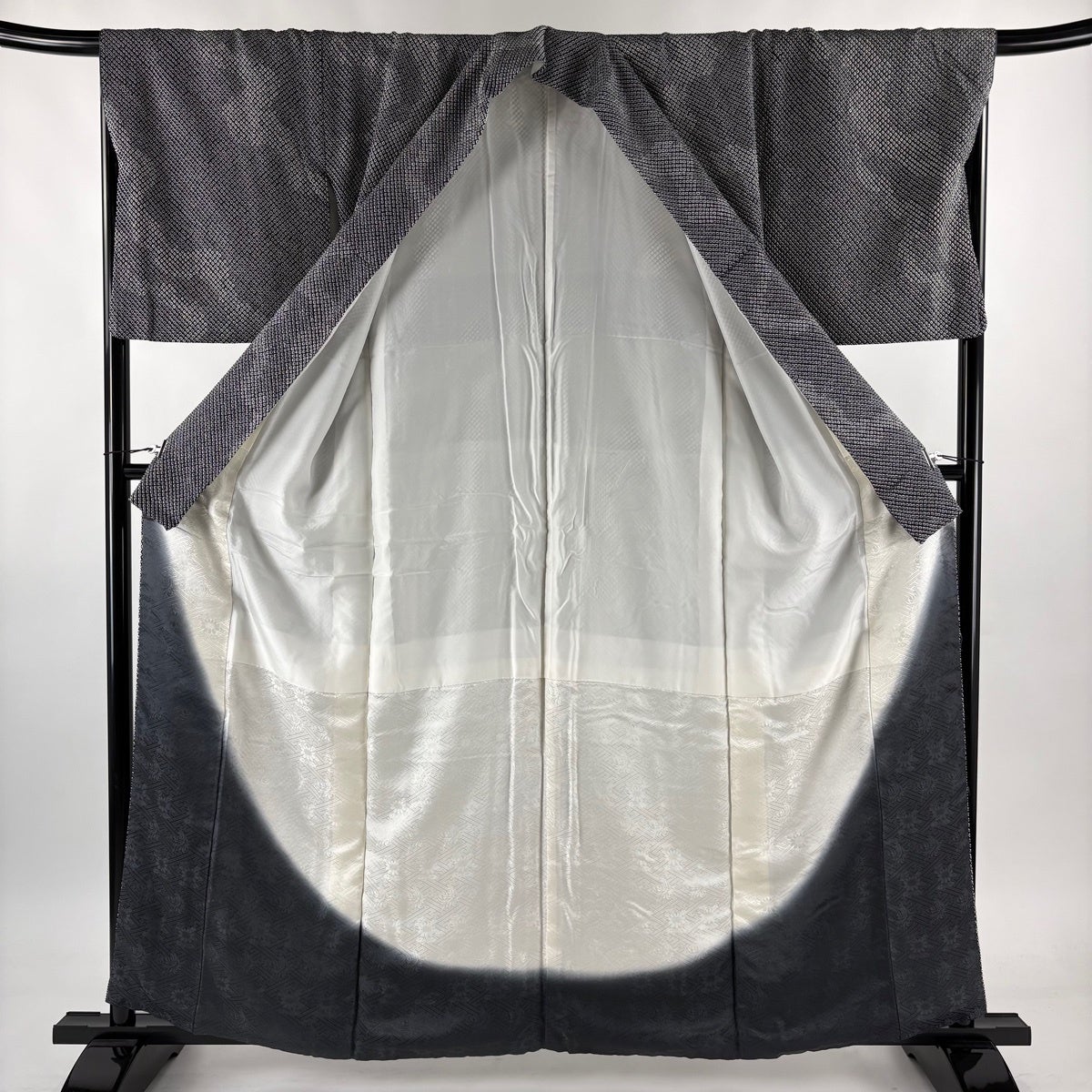 美品】 小紋 身丈160cm 裄丈68cm L 袷 幾何学模様 総絞り 黒 正絹 秀品