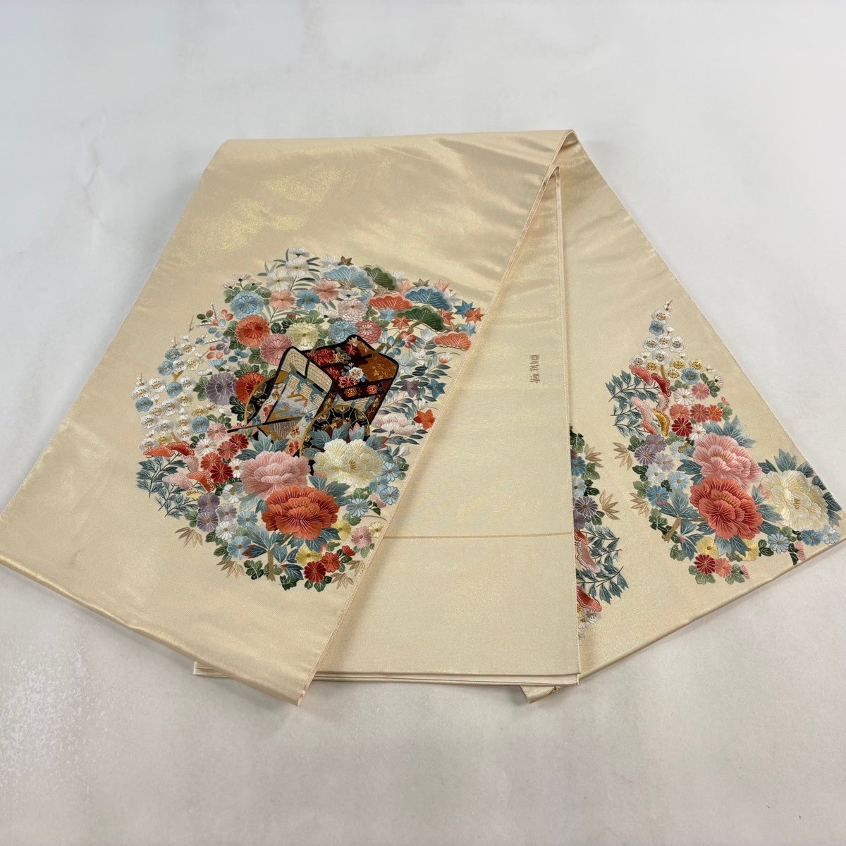 袋帯 逸品 落款あり 雪英導 御所車 草花 蘇州刺繍 箔 金色 お太鼓柄