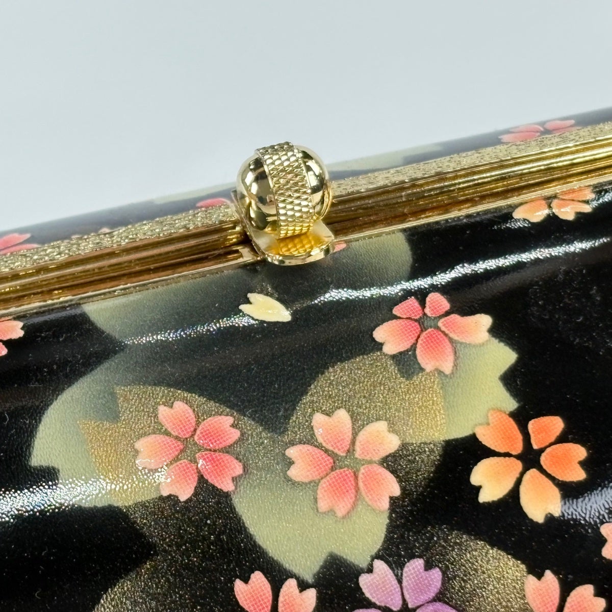 美品】和装バッグ 優品 フォーマル 桜 花びら 金彩 赤黒 エナメル 和装