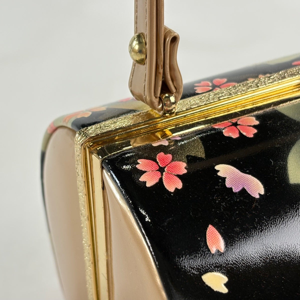 美品】和装バッグ 優品 フォーマル 桜 花びら 金彩 赤黒 エナメル 和装