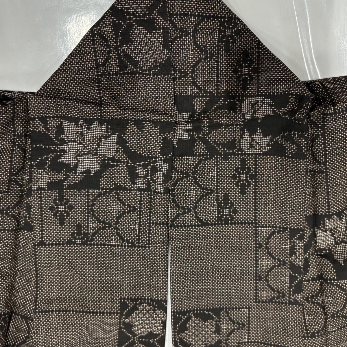 着物　袷　黒系　瓢箪柄　奥里紬　証紙あり　身丈160cm しつけ付き 美品】 紬 身丈162.5cm 裄丈67cm M 袷 草花 色紙 焦茶色 正絹 優品