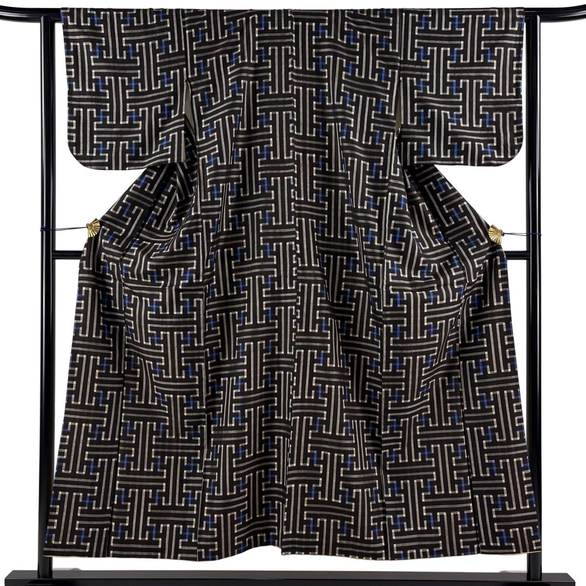 紬 身丈151.5cm 裄丈61.5cm 正絹 名品 【中古】 紬 身丈151.5cm 裄丈62.5cm S 袷 幾何学 焦茶色 正絹 名品｜中古・古着