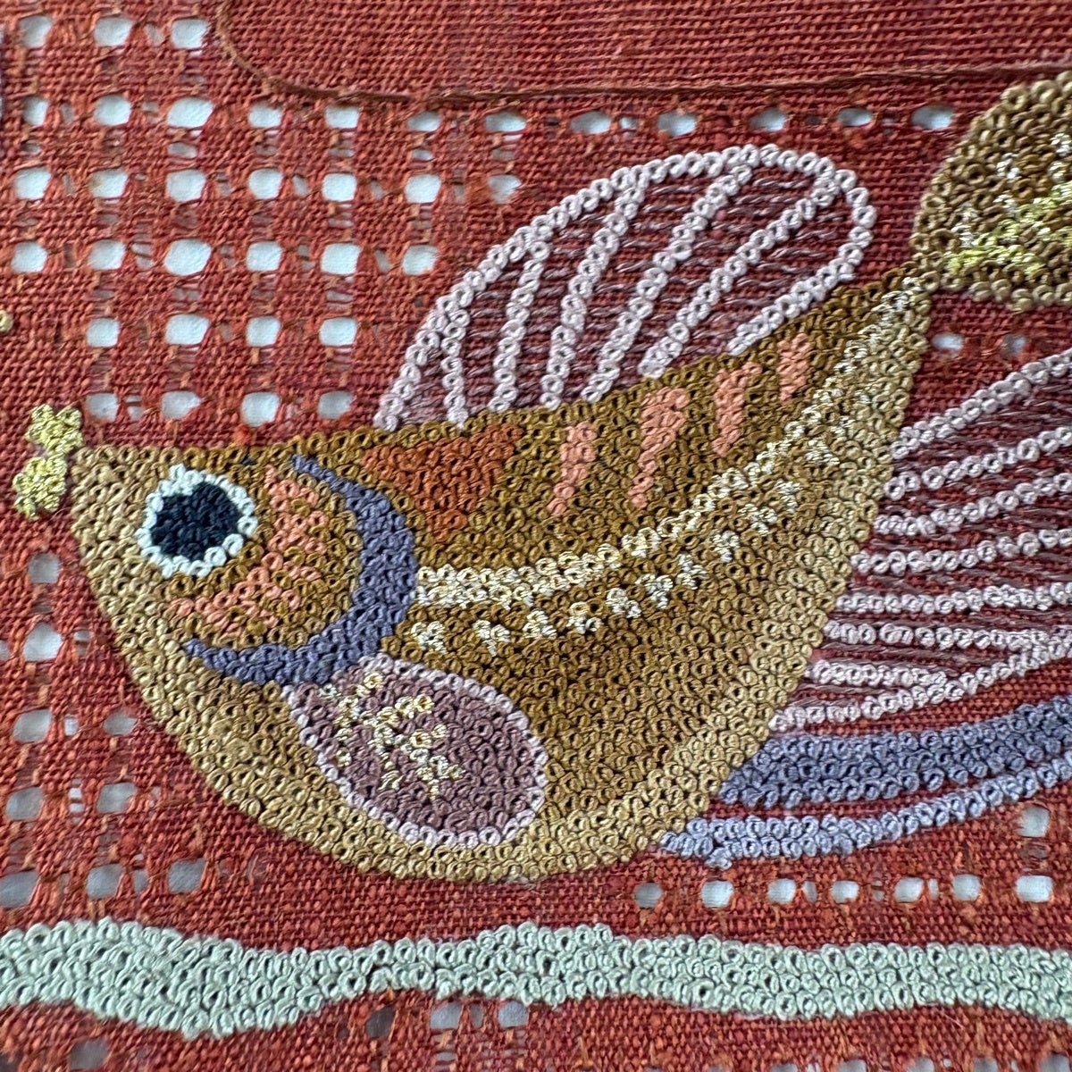 美品】 名古屋帯 秀品 紬地 魚 霞 相良刺繍 汕頭刺繍 赤茶 正絹｜中古