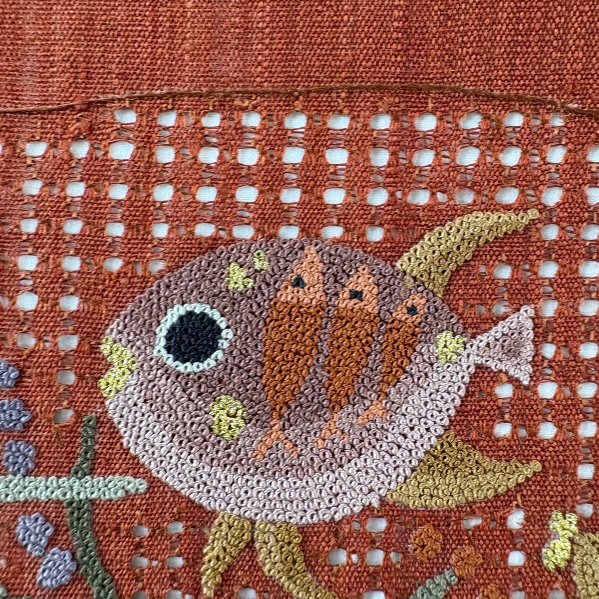 美品】 名古屋帯 秀品 紬地 魚 霞 相良刺繍 汕頭刺繍 赤茶 正絹｜中古