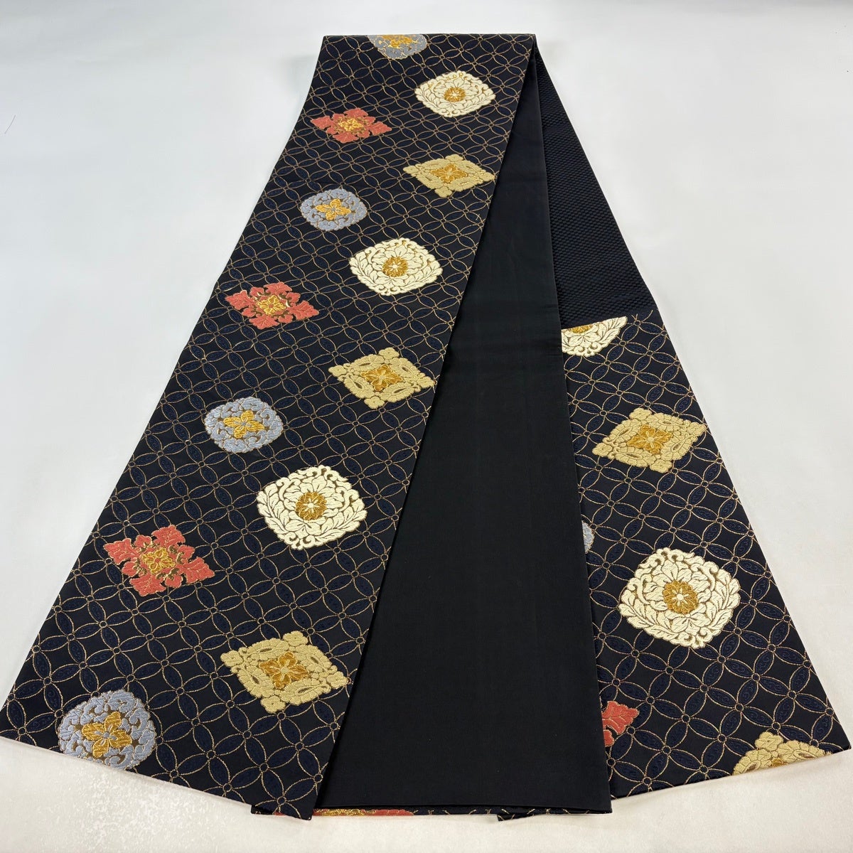 C 花菱 七宝 トイフォース 金糸 黒地 正絹 六通 袋帯 フォーマル O3 袋帯 名品 七宝 花菱 唐織 箔 黒 六通 正絹｜中古・古着・リサイクル