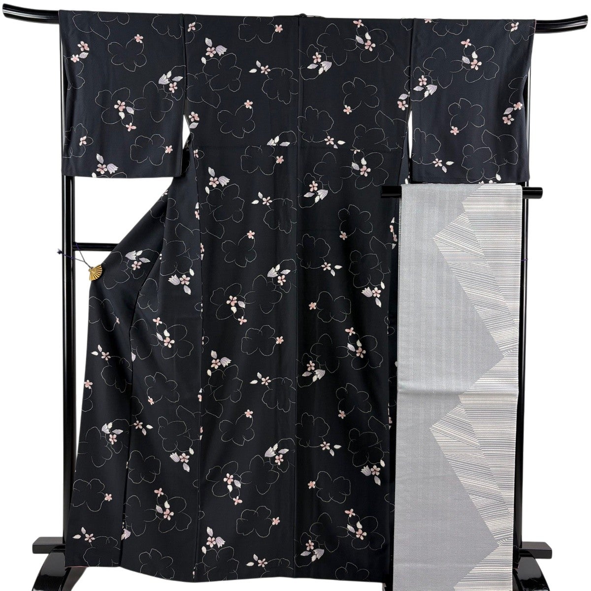 小紋 美品 名品 身丈165cm 裄丈67cm 正絹 【中古】 小紋 身丈165.5cm 裄丈67cm M 袷 草花 ぼかし 墨色 正絹 秀品｜中古