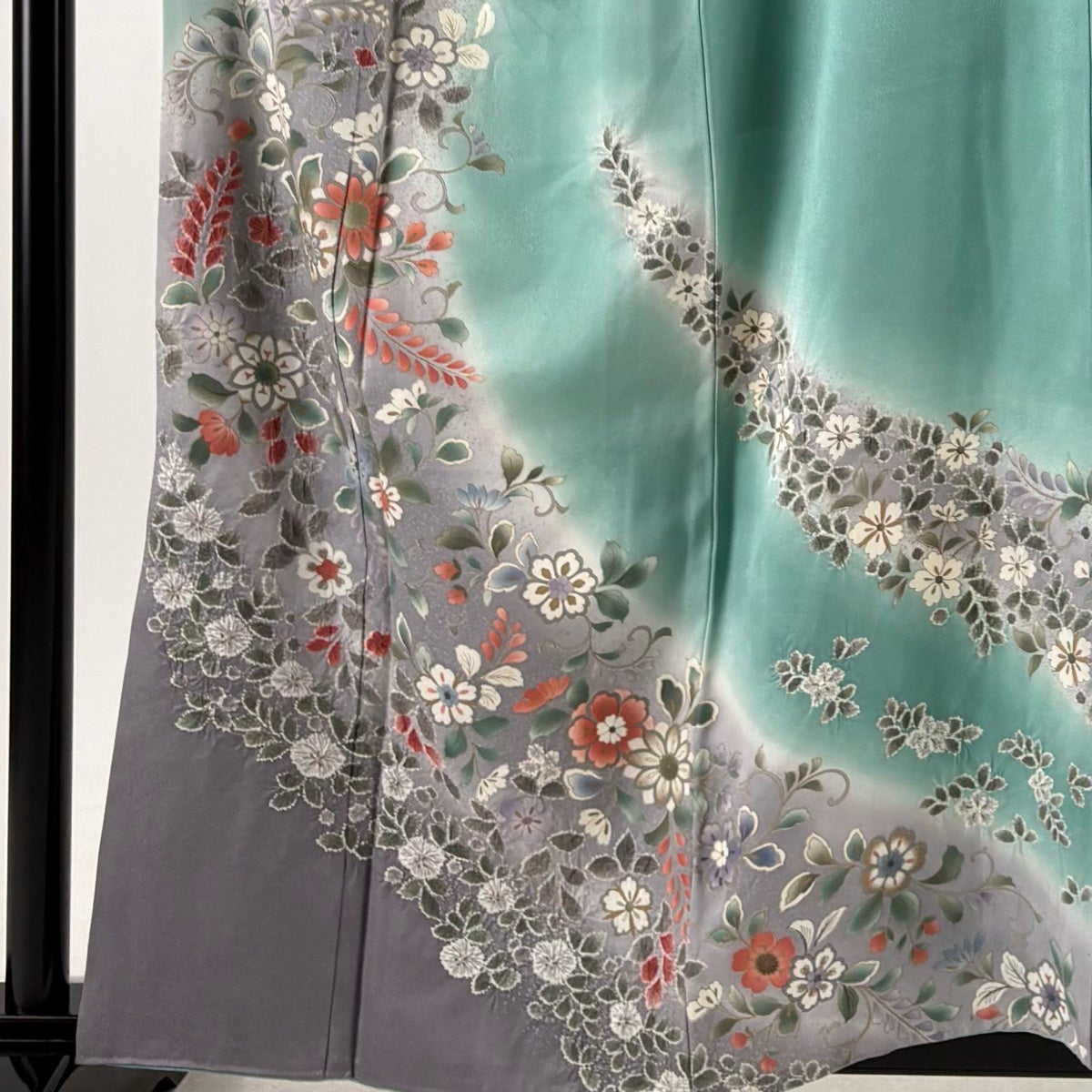 訪問着 縦柄花模様 七宝 萩 花唐草 金駒刺繍 灰緑色 しつけ糸 K-5729 美品 訪問着 付下げ 灰緑 深緑 金駒刺繍 金彩加工 梅 松葉 橘 吉祥文様