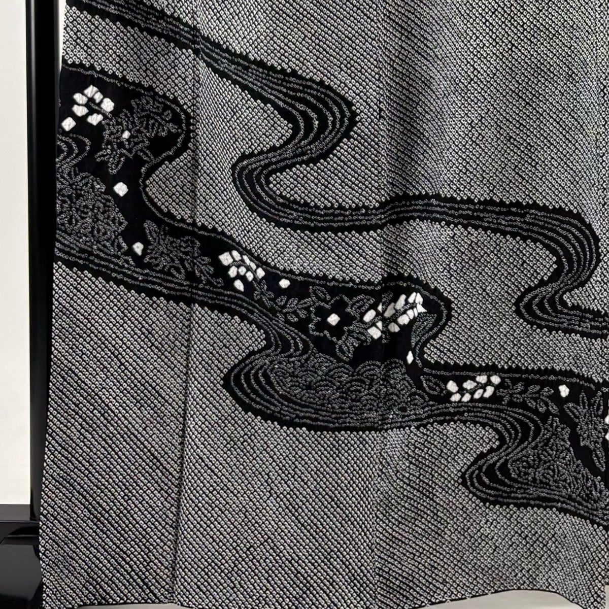 付下げ 身丈163.5cm 裄丈67cm M 袷 草花 流水 絞り 黒 正絹 名品|中古 付下げ 身丈163.5cm 裄丈67cm M 袷 草花 流水 絞り 黒 正絹 名品|中古