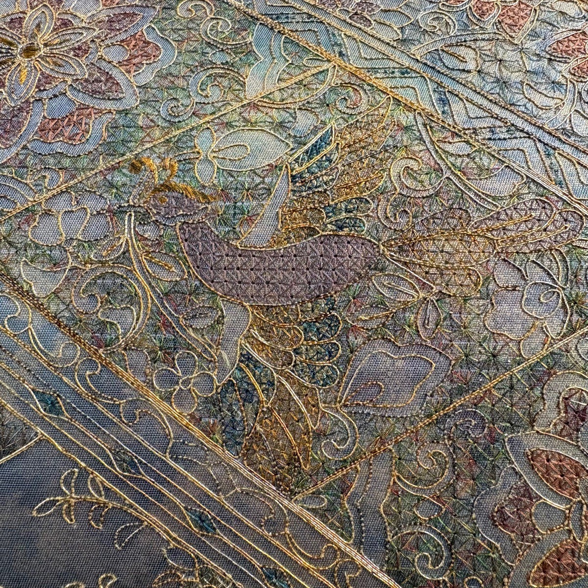 美品】 袋帯 名品 関西仕立て 華文 花喰鳥 金糸 刺繍 金色 お太鼓柄