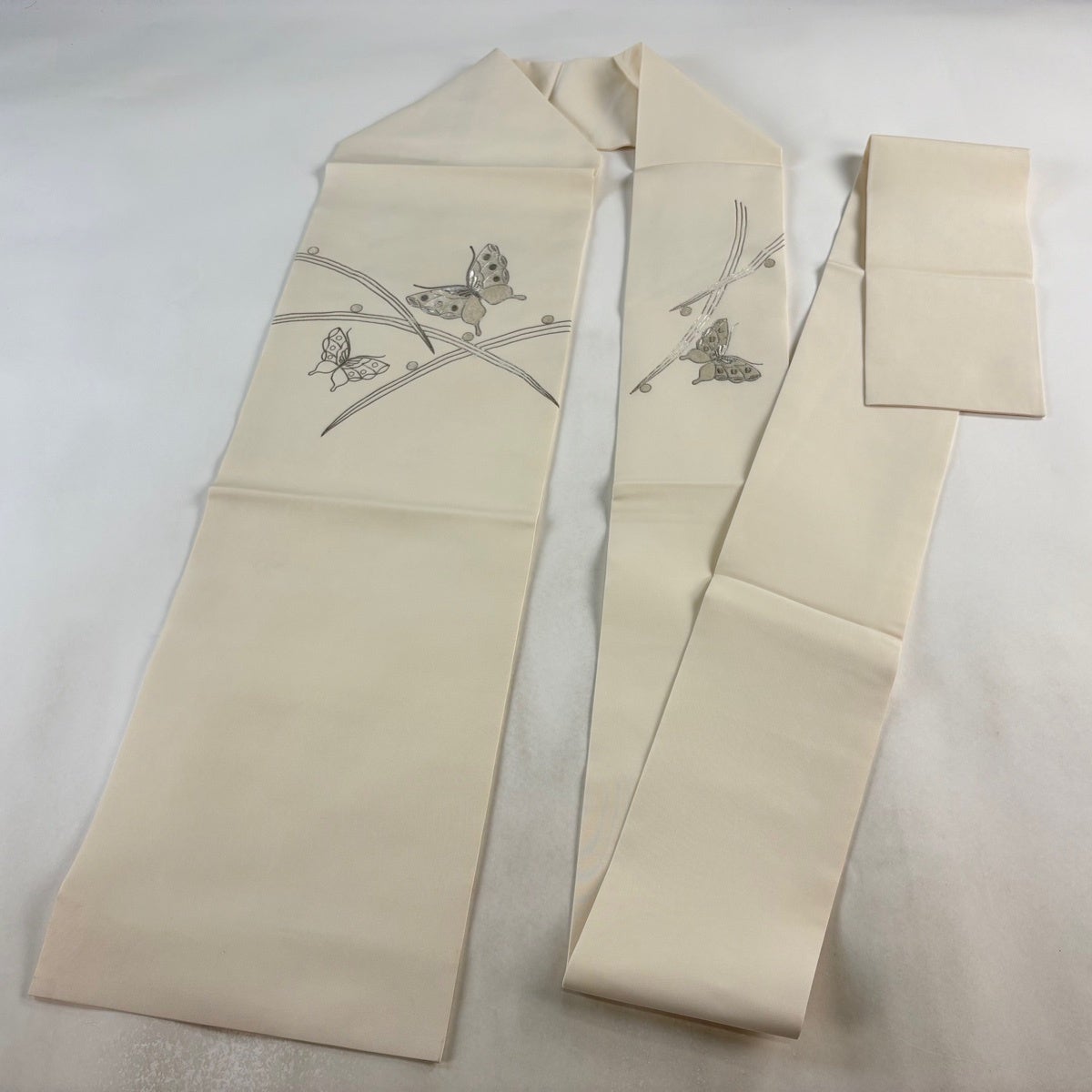 名古屋帯 優品 蝶 露芝 銀糸 刺繍 クリーム 正絹｜中古・古着