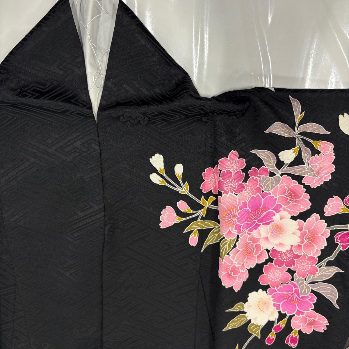美品】 振袖 身丈162.5cm 裄丈65.5cm M 袷 桜 桜の花びら 金糸 金彩 黒