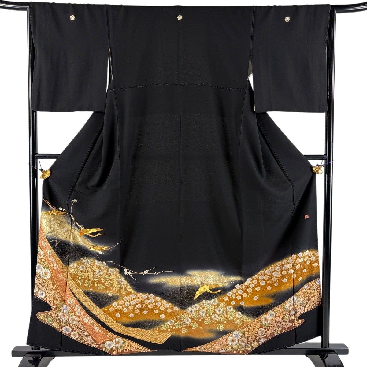 美品】 黒留袖 身丈157cm 裄丈66cm M 袷 落款あり 鶴 草花 金糸 金通し 美品】 黒留袖 身丈157cm 裄丈66cm M 袷 落款あり 鶴 草花 金糸 金通し