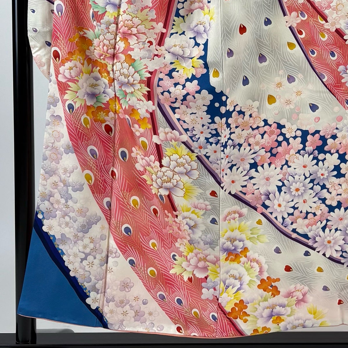 振袖 身丈154cm 裄丈63.5cm S 袷 岩田専太郎 落款あり 牡丹 羽 金糸 振袖 身丈154cm 裄丈63.5cm S 袷 岩田専太郎 落款あり 牡丹 羽 金糸