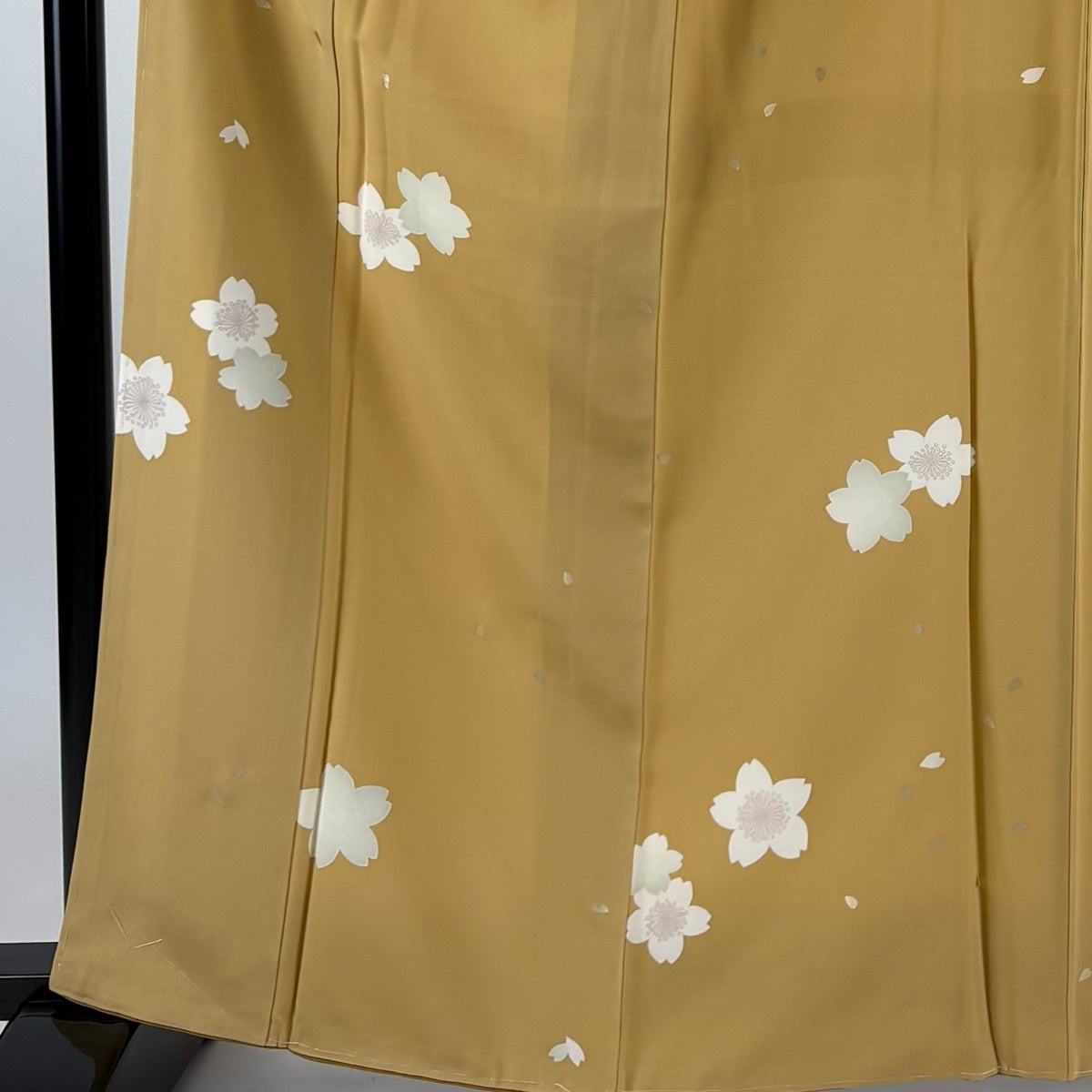 美品】 小紋 身丈163cm 裄丈67.5cm L 袷 桜 花びら 金彩金彩 黄土色