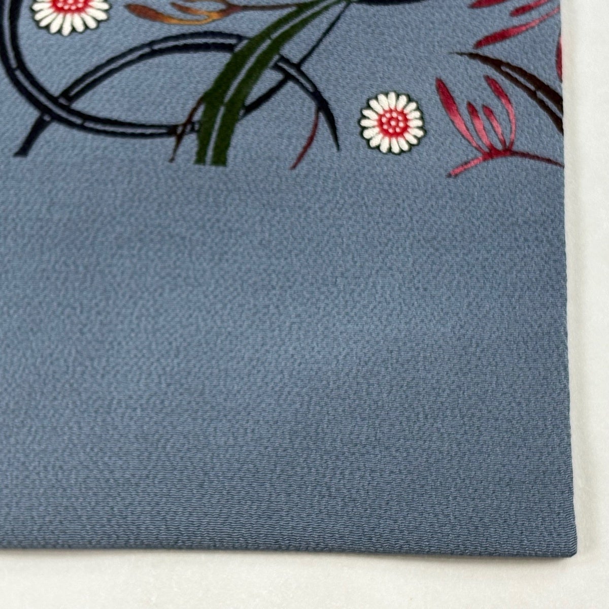 美品】 名古屋帯 逸品 城間栄順 落款あり 草花 蝶 琉球紅型 青灰色