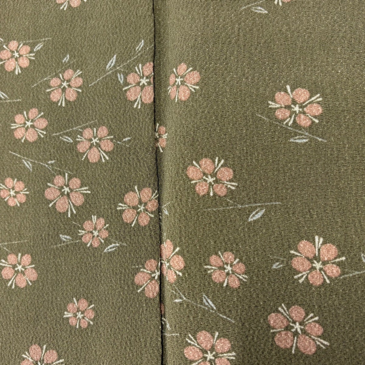美品】 小紋 身丈162.5cm 裄丈65.5cm M 袷 草花 縮緬 茶緑色 正絹 秀品