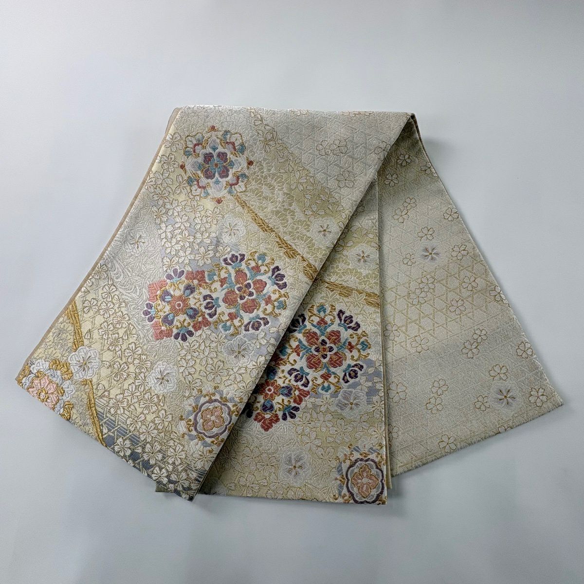 美品】 袋帯 名品 華文 桜 金銀糸 クリーム お太鼓柄 正絹｜中古・古着