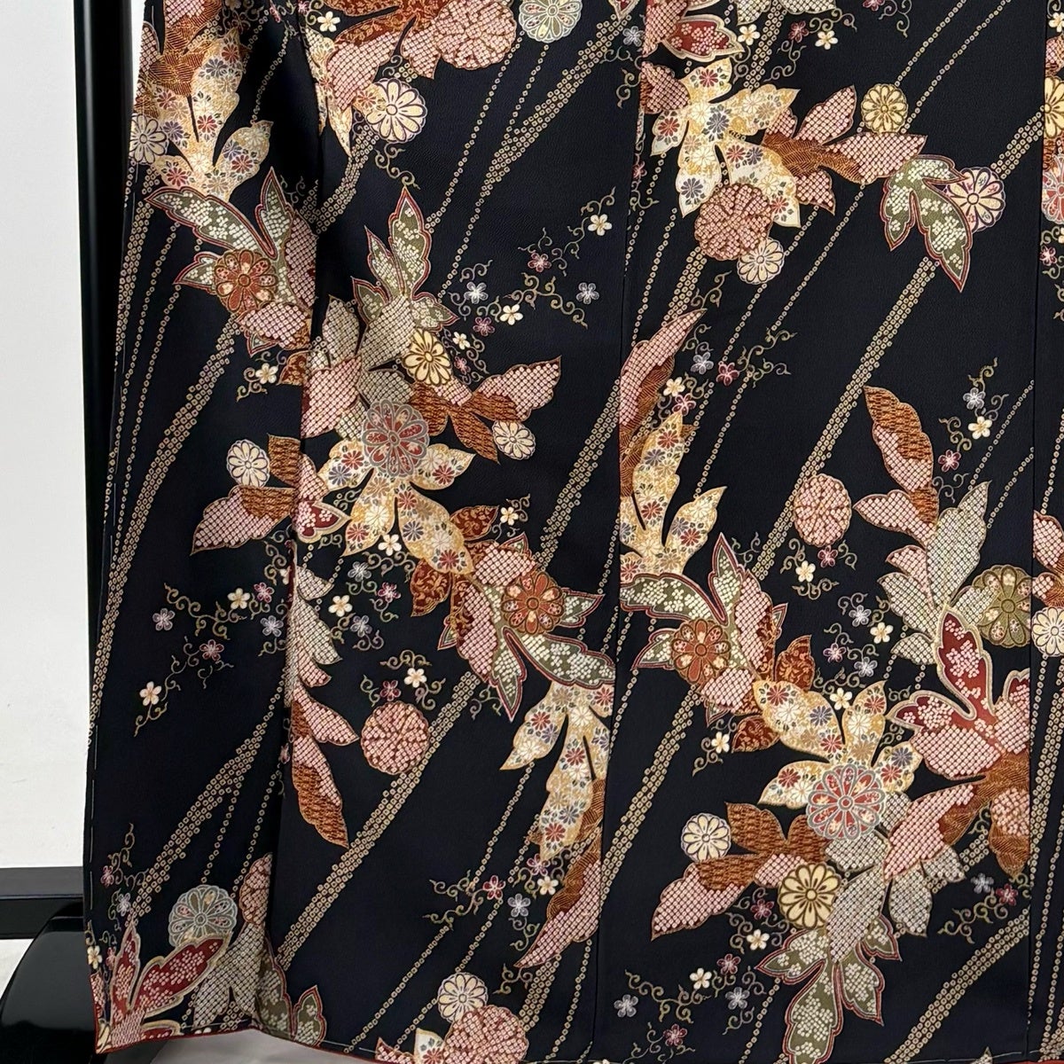 美品】 小紋 身丈170cm 裄丈67cm M 袷 草花 花唐草 金彩 縮緬 黒 正絹