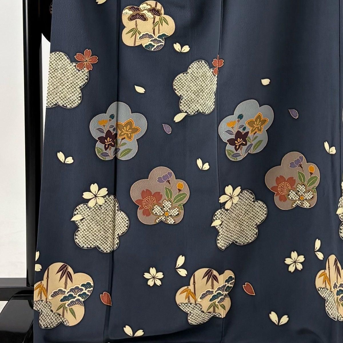 振袖 身丈170cm 裄丈68.5cm L 袷 やまと 草花 桜の花びら 金彩 紺色 振袖 身丈170cm 裄丈68.5cm L 袷 やまと 草花 桜の花びら 金彩 紺色