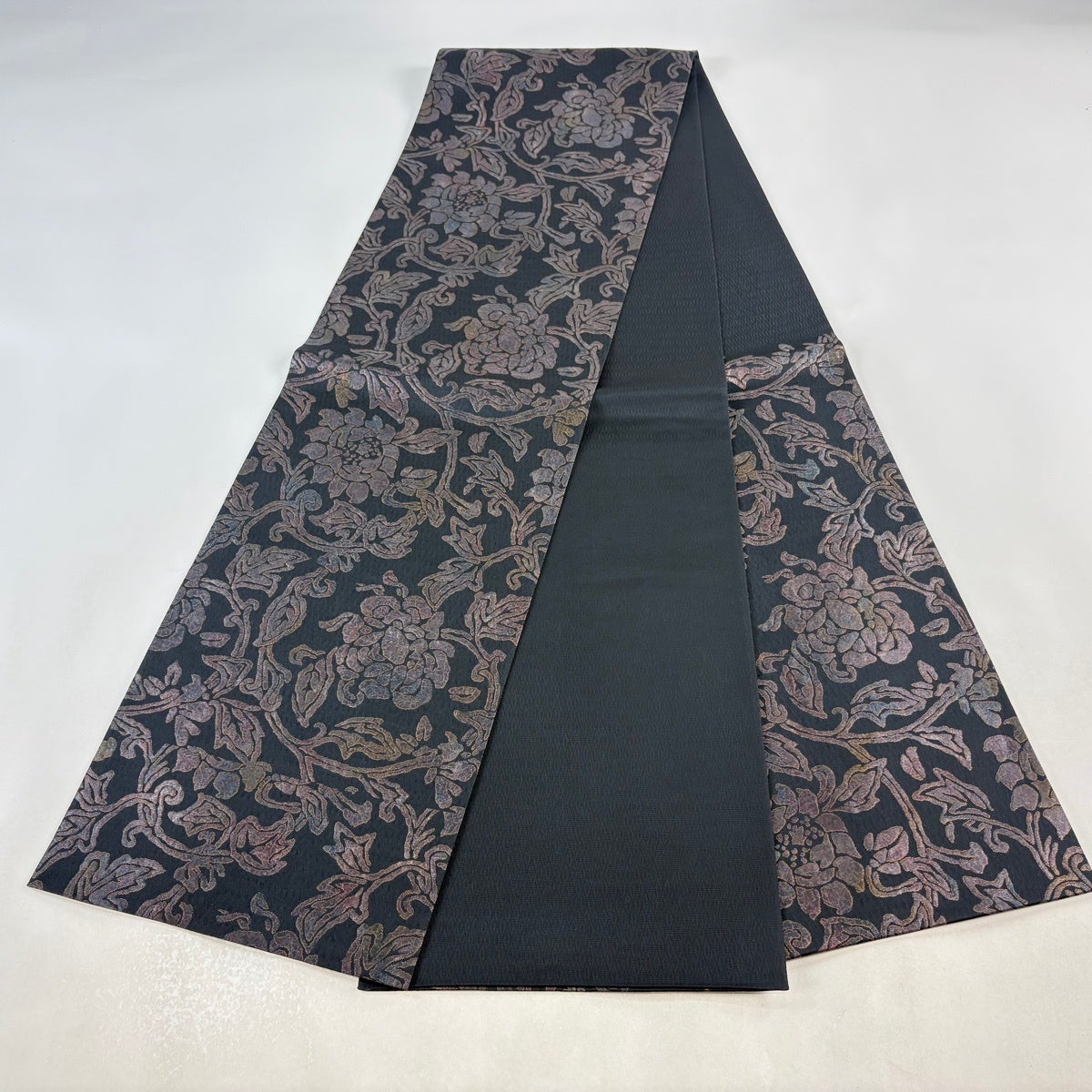 m258 流花 七宝 六通 袋帯 正絹 黒地 美品】 袋帯 秀品 草花 箔 黒 六通 正絹｜中古・古着・リサイクル着物