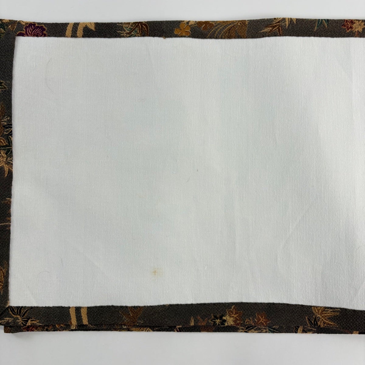 開き名古屋帯 名品 山岡古都 落款あり 枝梅 草花 縮緬 灰茶 正絹｜中古