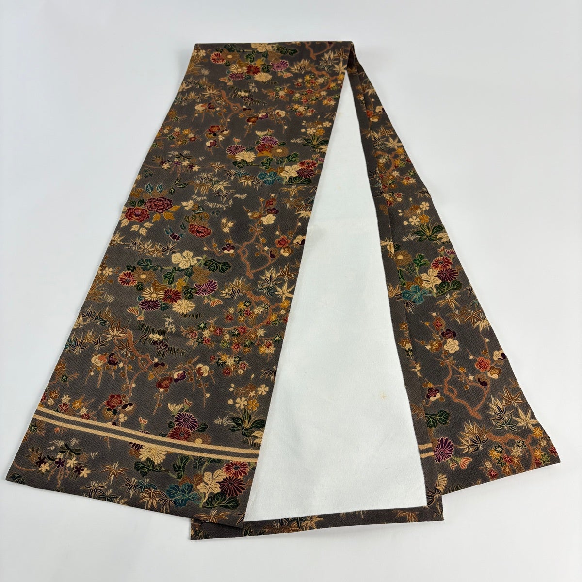 開き名古屋帯 名品 山岡古都 落款あり 枝梅 草花 縮緬 灰茶 正絹｜中古