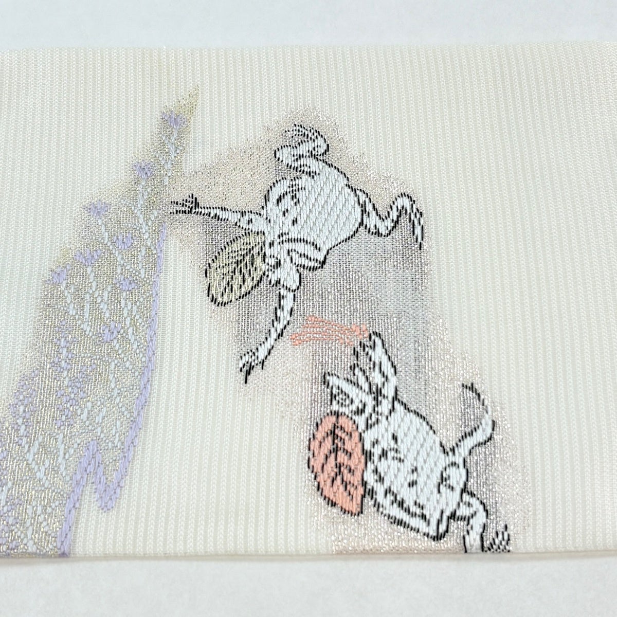 ◇507mn59◇夏帯 沢本織物 鳥獣戯画 白 絽 金糸 名古屋帯 兎 蛙◇未使 美品】 名古屋帯 逸品 夏帯 絽 鳥獣戯画 霞 金糸 ラメ糸 白 正絹｜中古