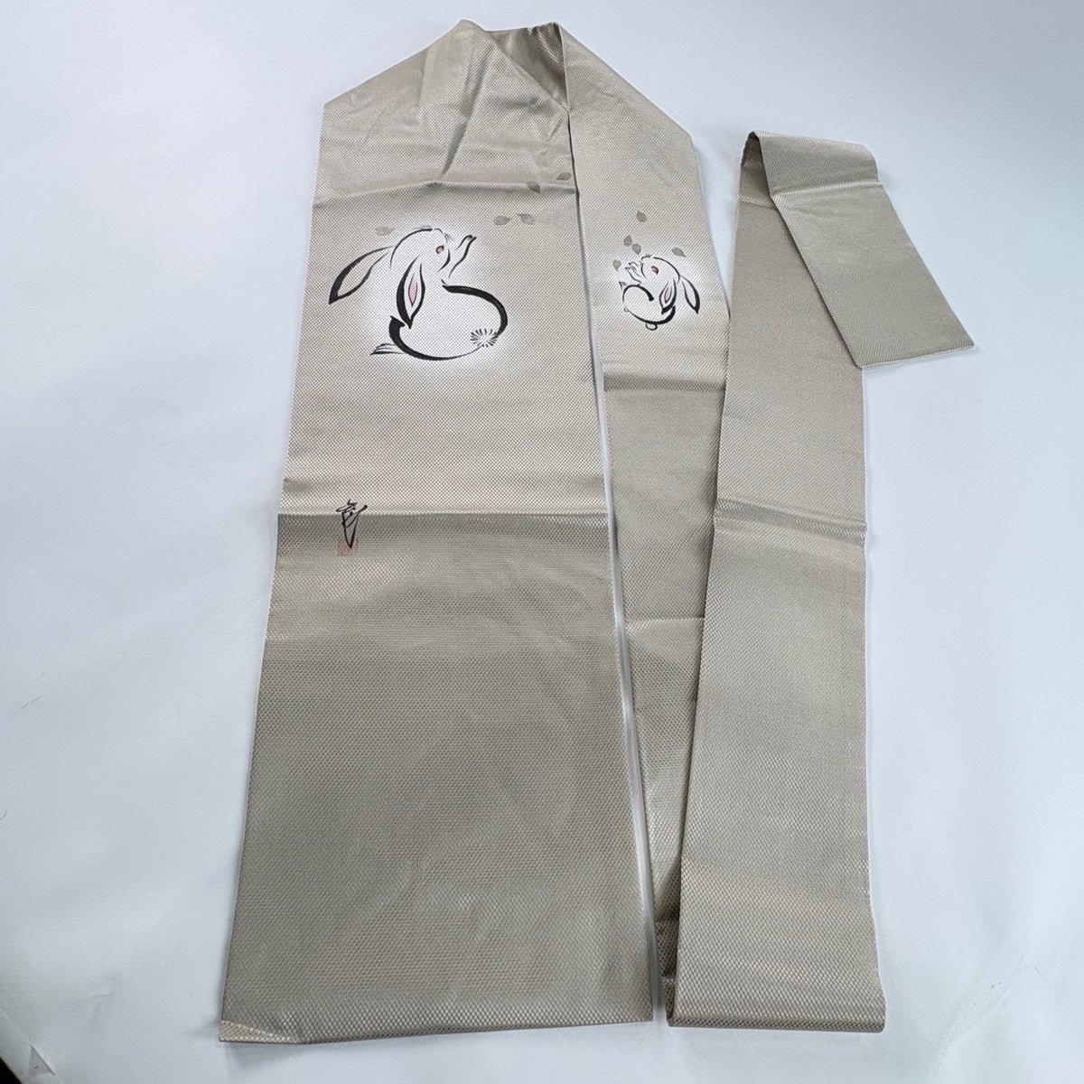 美品】 名古屋帯 名品 落款あり うさぎ 花びら 金銀彩 金糸 ベージュ