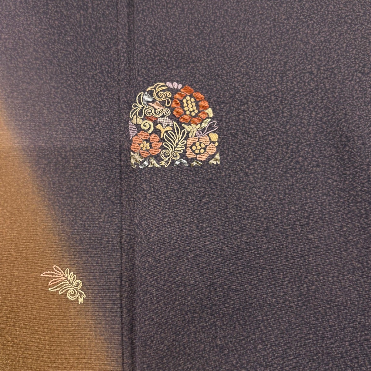 付下げ 身丈161.5cm 裄丈64.5cm M 袷 草花 幾何学模様 刺繍 箔 濃紫