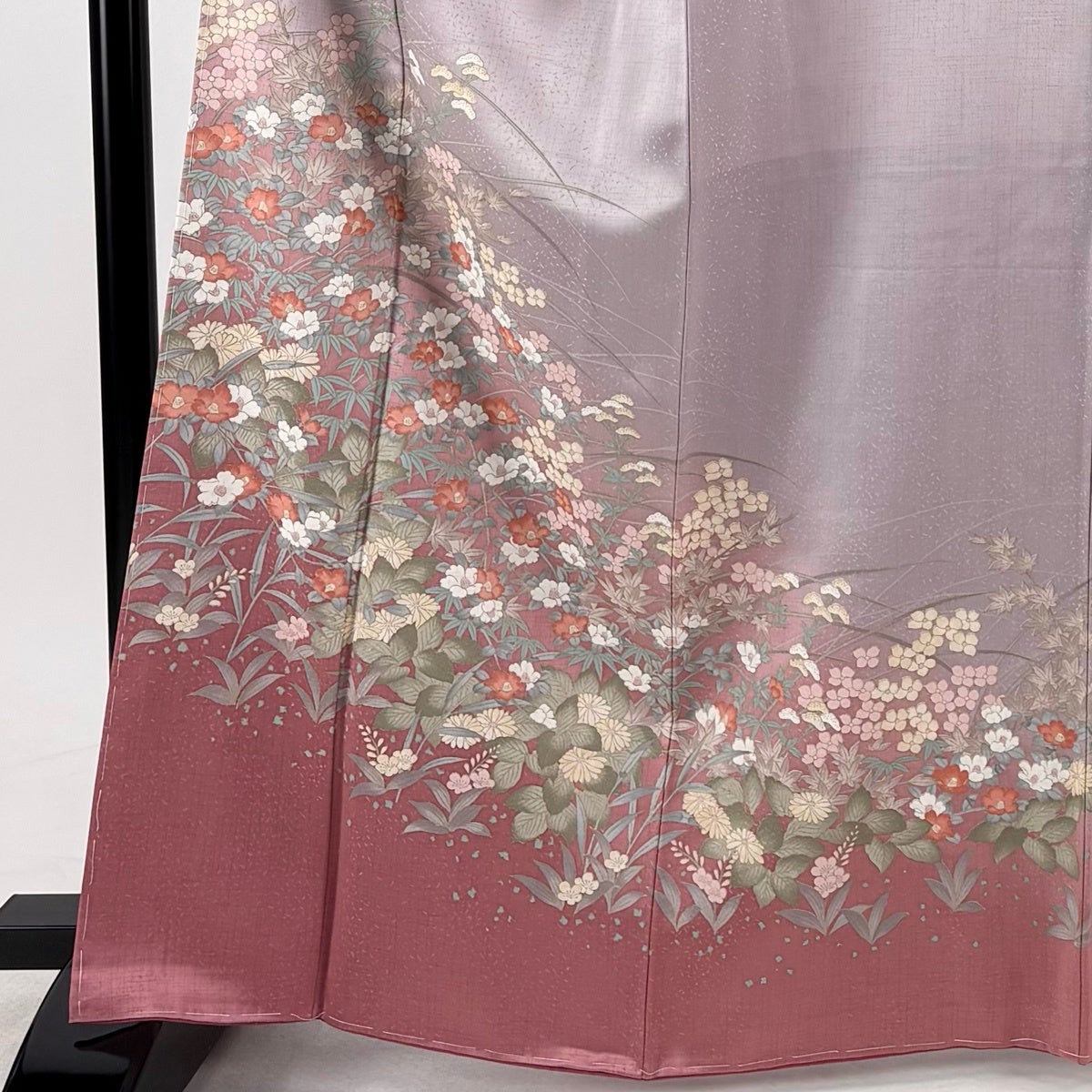 しつけ付未使用☆金彩訪問着☆牡丹、椿、小菊☆クリーム色☆丈165☆裄68、5 訪問着 身丈165cm 裄丈67.5cm L 袷 椿 女郎花 金彩 染め分け 灰紫 正絹