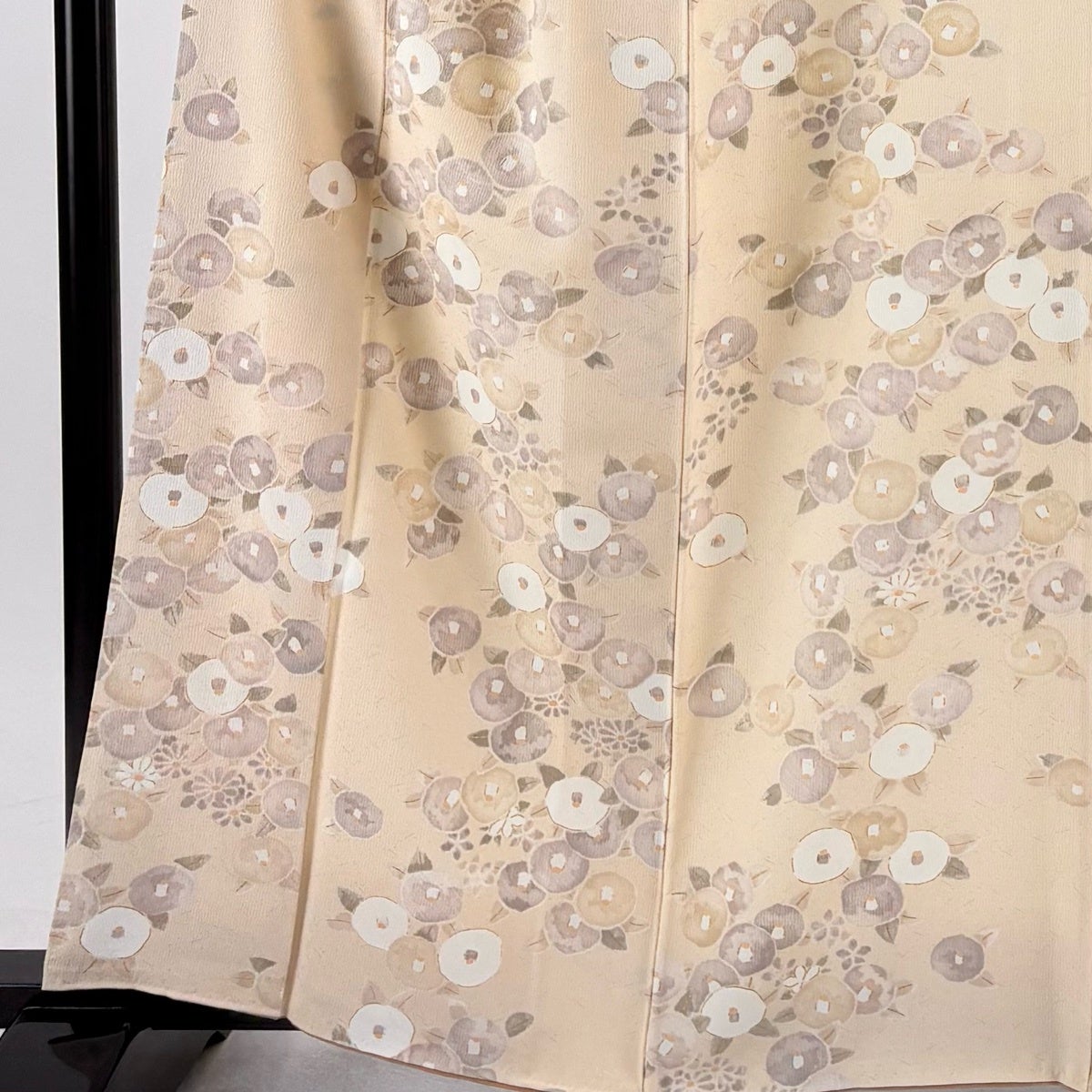 小紋 身丈161cm 裄丈66cm M 袷 地紋 椿 金彩 ベージュ 正絹 秀品｜中古
