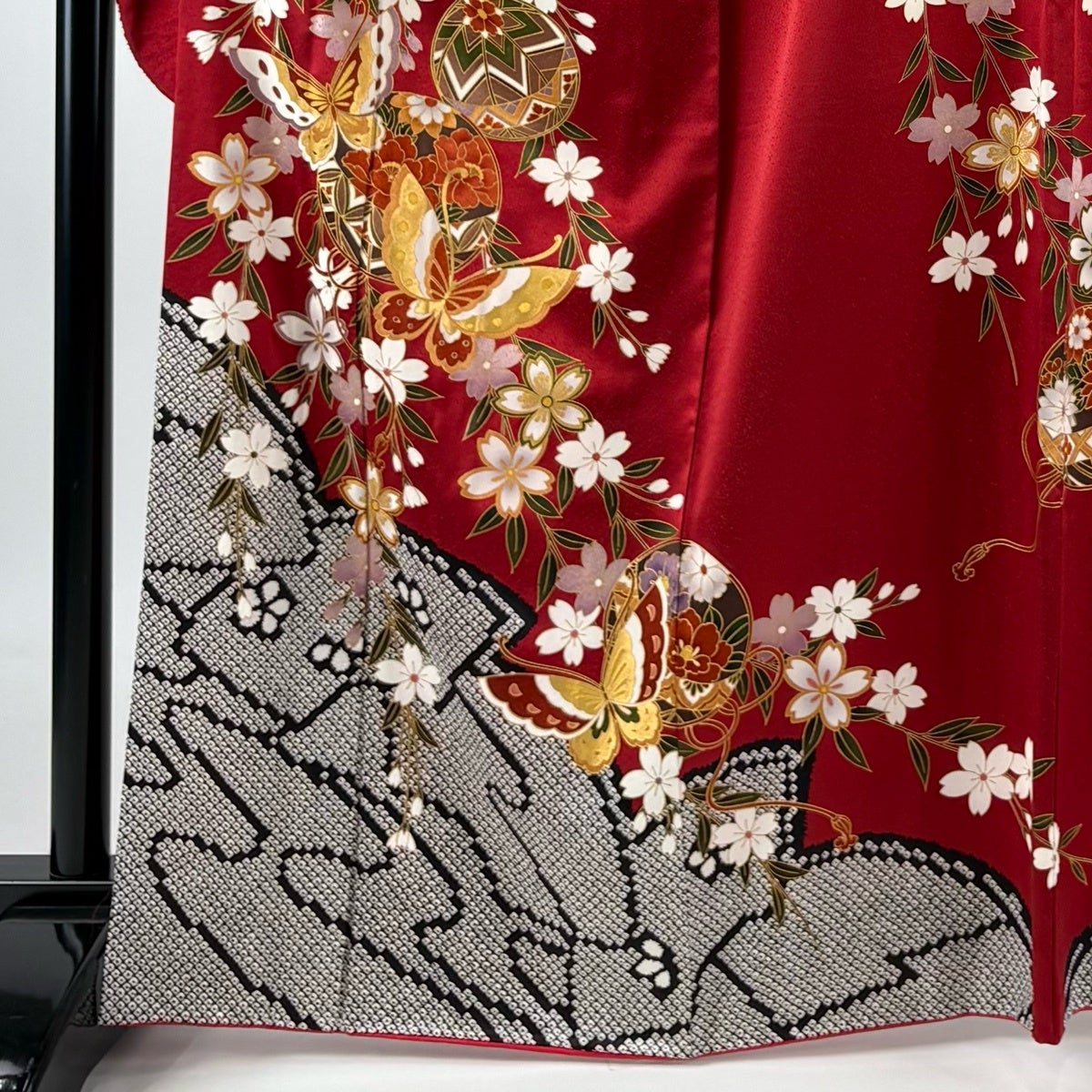美品】 振袖 身丈167cm 裄丈65.5cm M 袷 蝶 桜 金彩 染め分け 赤 正絹