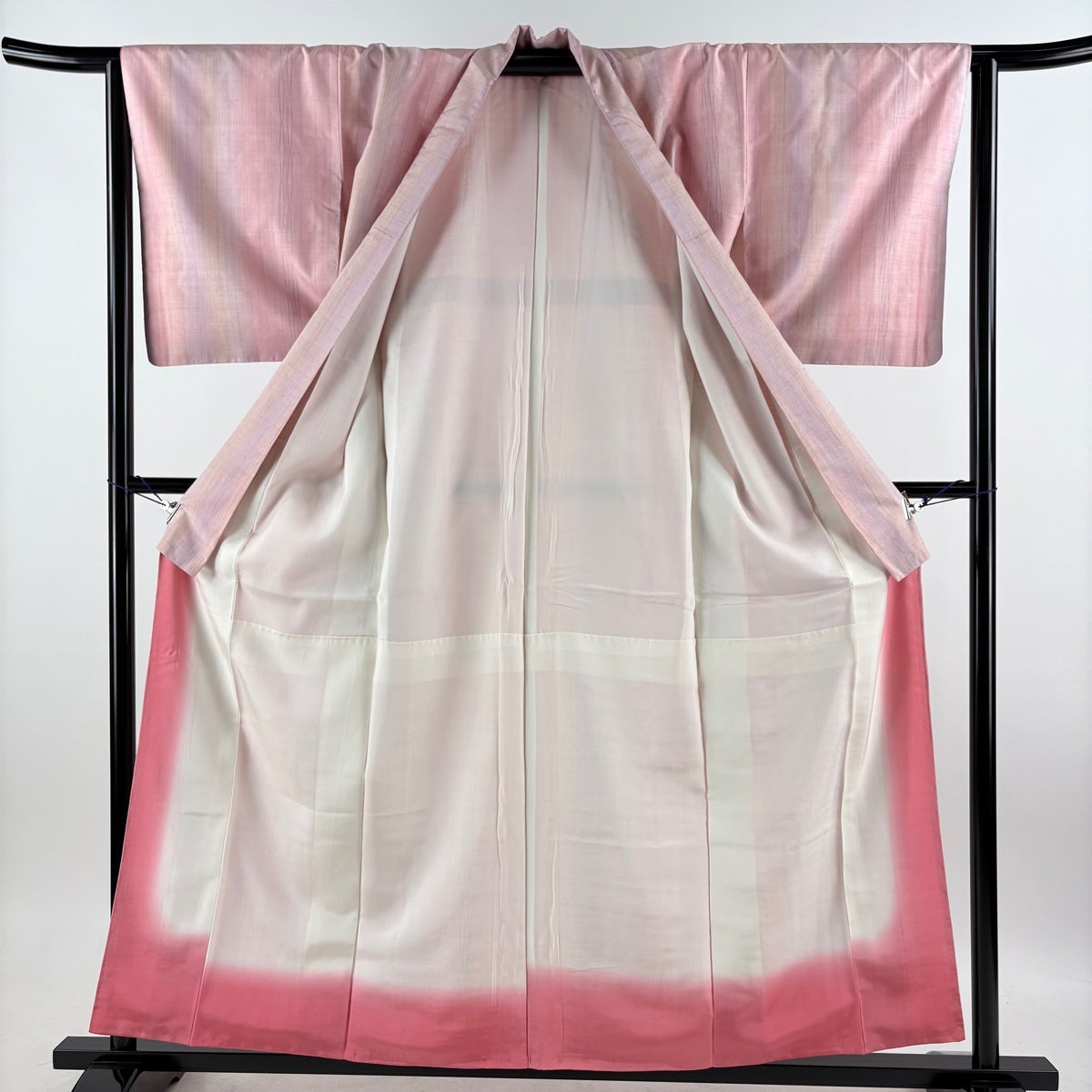 置賜紬・証紙・紅花染・淡クリーム・ピンク・着物・正絹・美品・未使用　N‐3 美品】 紬 身丈158.5cm 裄丈63cm S 袷 置賜紬 紅花染 バチ衿 証紙あり