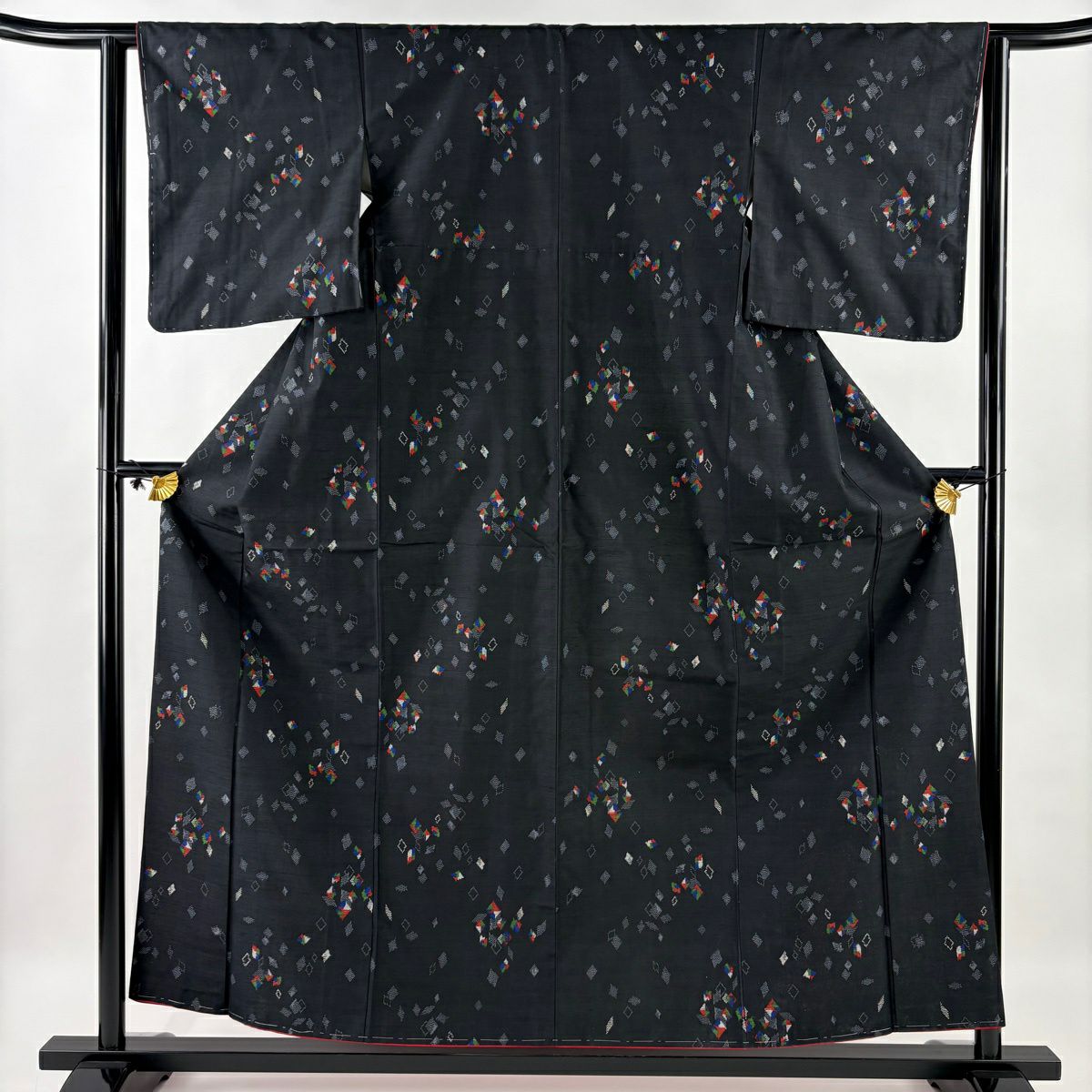 紬 身丈152cm 裄丈63.5cm S 袷 縞 幾何学模様 墨色 正絹 秀品｜中古