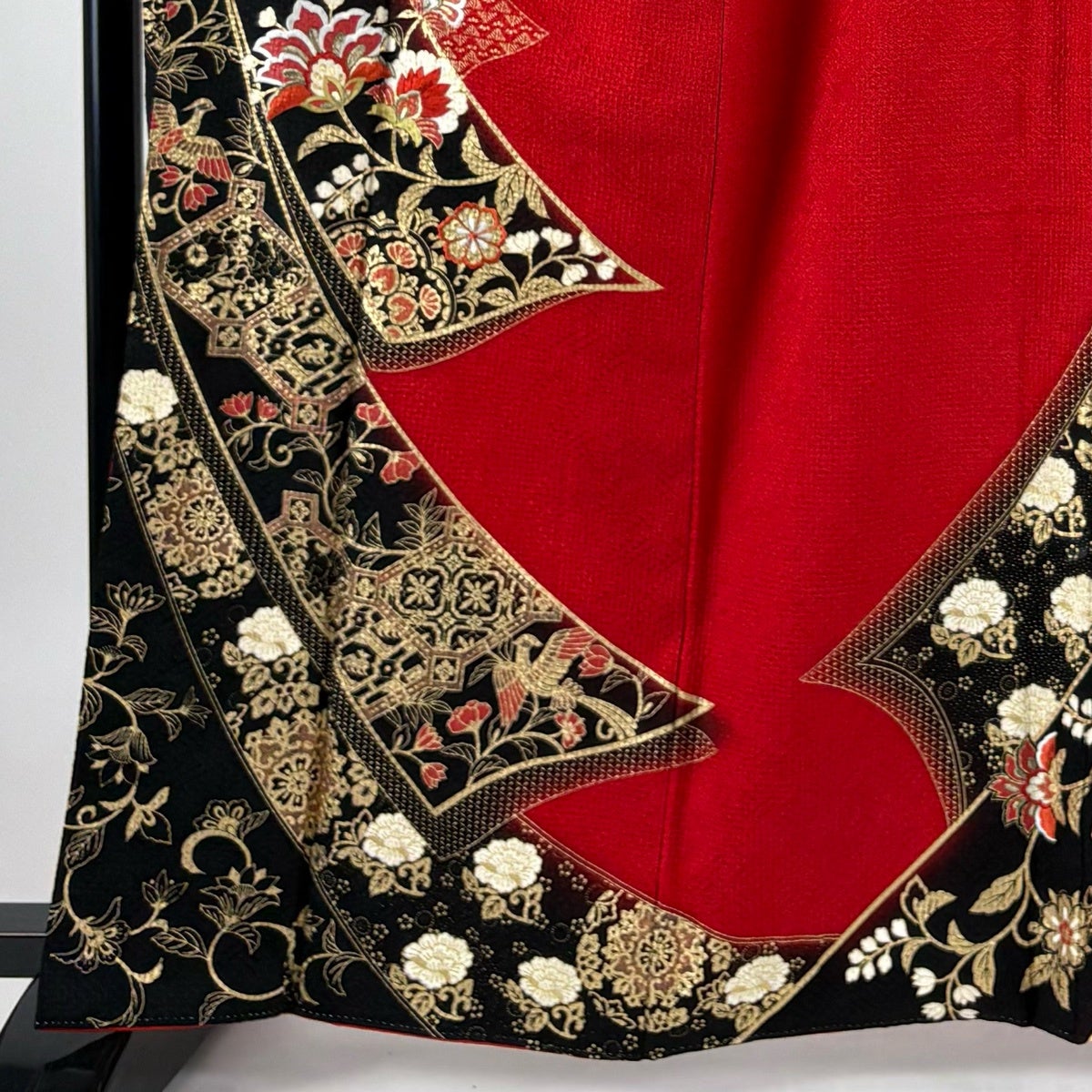 赤×黒 華文様 振袖 身丈157 振袖 身丈162.5cm 裄丈64cm M 袷 花唐草 華文 刺繍 金彩 赤 正絹 秀品