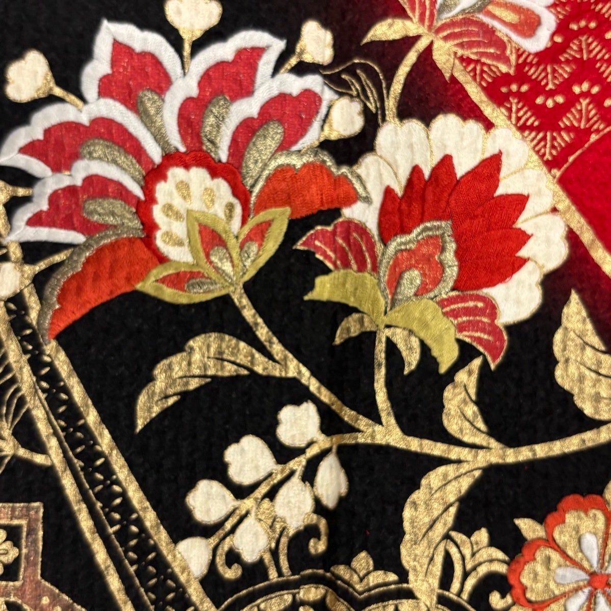 振袖 身丈162.5cm 裄丈64cm M 袷 花唐草 華文 刺繍 金彩 赤 正絹 秀品